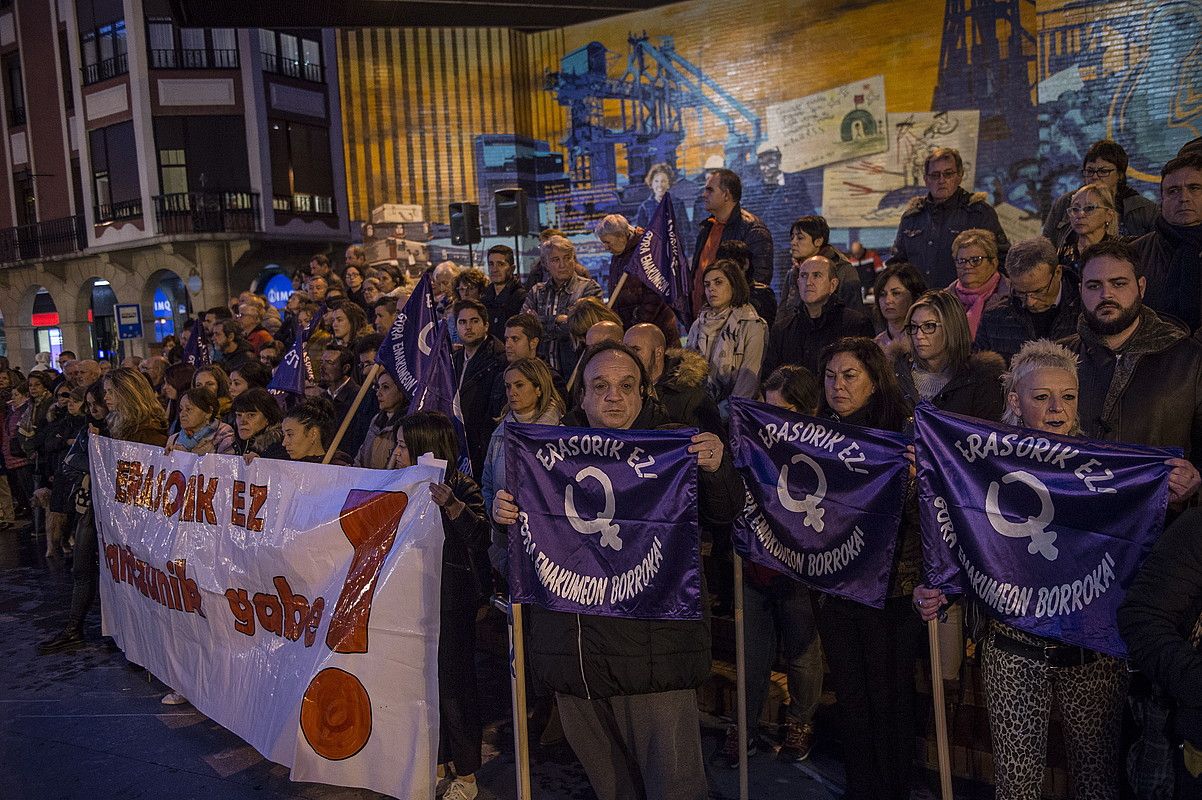 Talde feministek elkarretaratze bat antolatu zuten atzo iluntzean Barakaldon. SINADURA / AGENTZIA.