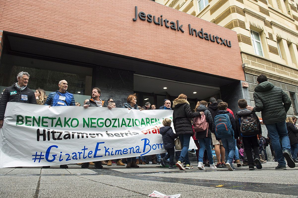 Sindikatuek antolatuta, manifestazioak egin zituzten eguerdian. G. RUBIO / FOKU.