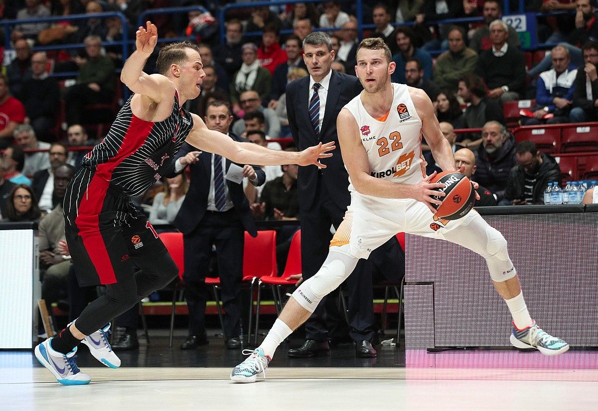 Nik Stauskas Baskoniakoa eta Michael Roll Armani Milangoa lehian, atzoko partida. ROBERTO BREGAN / EFEI. Nik Stauskas Baskoniakoa eta Michael Roll Armani Milangoa lehian, atzoko partida. ROBERTO BREGAN / EFEI.