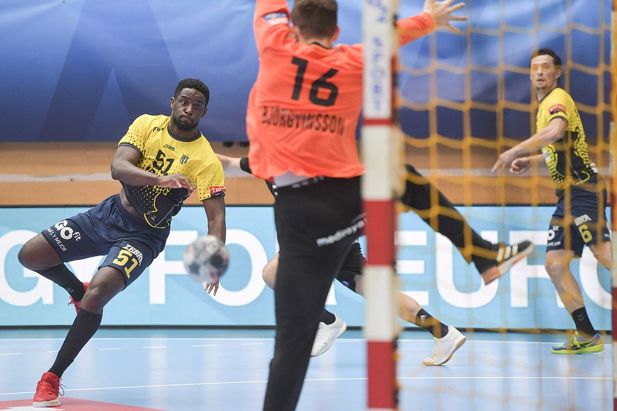 Rudy Seri, jaurtiketa bat egiten Savehofen aurkako norgehiagokan. IDOIA ZABALETA / FOKU. Rudy Seri, jaurtiketa bat egiten Savehofen aurkako norgehiagokan. IDOIA ZABALETA / FOKU.