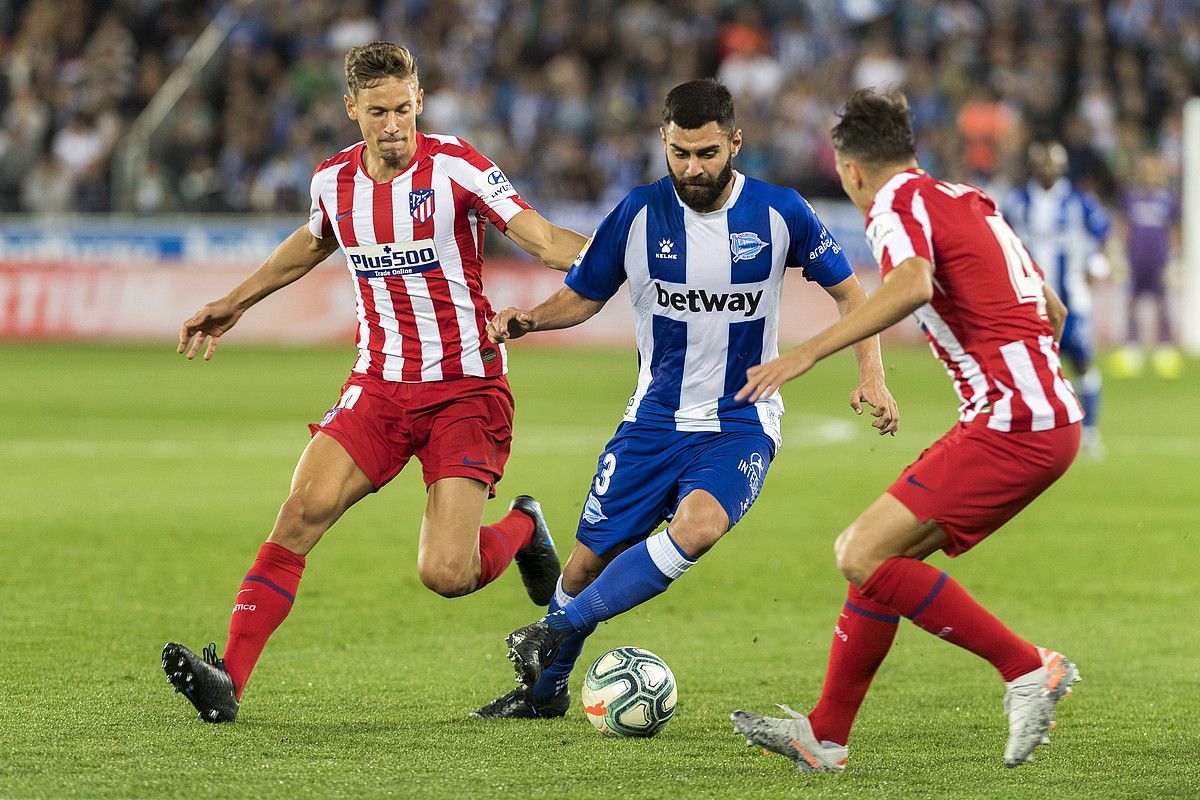 Ruben Duarte Alavesekoa Atletico Madrileko bi jokalaren artean. J. RUIZ / FOKU.