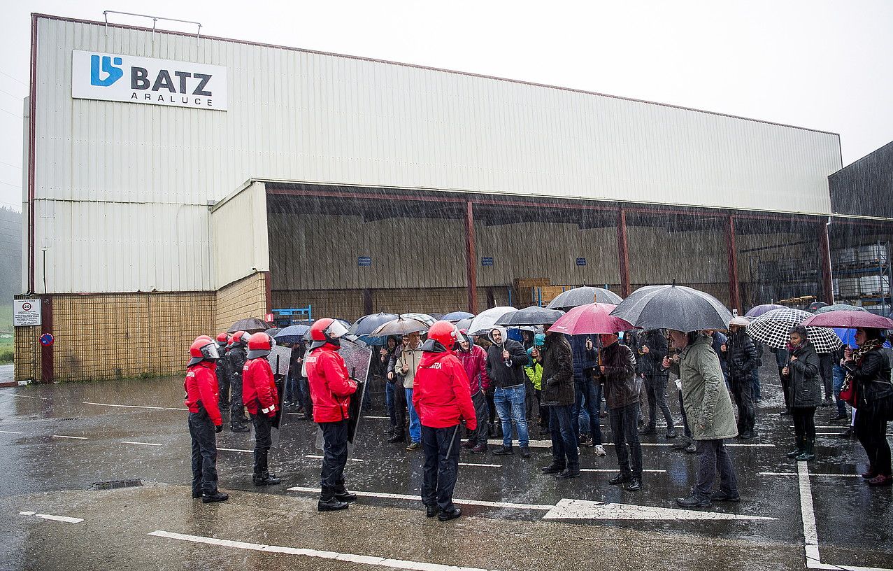 Elorrioko Araluce enpresako beharginak lantegiaren kanpoaldean, atzo, Ertzaintzaren zaintzapean. LUIS JAUREGIALTZO / FOKU. Elorrioko Araluce enpresako beharginak lantegiaren kanpoaldean, atzo, Ertzaintzaren zaintzapean. LUIS JAUREGIALTZO / FOKU.