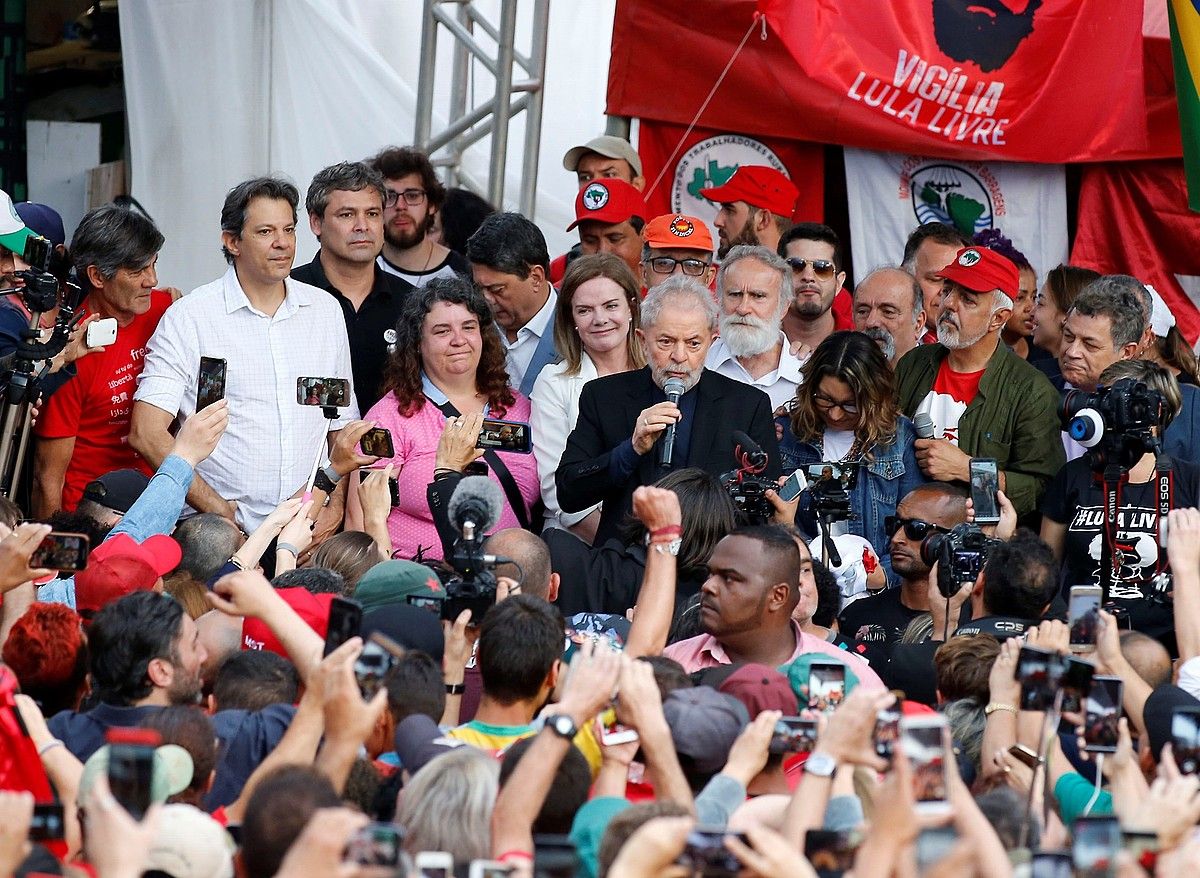 Lula presidente ohiaren jarraitzaileak, atzo, Curitiban, Langileen Alderdiko burua preso duten espetxearen kanpoko aldean. HEDESON ALVES / EFE. Lula presidente ohiaren jarraitzaileak, atzo, Curitiban, Langileen Alderdiko burua preso duten espetxearen kanpoko aldean. HEDESON ALVES / EFE.