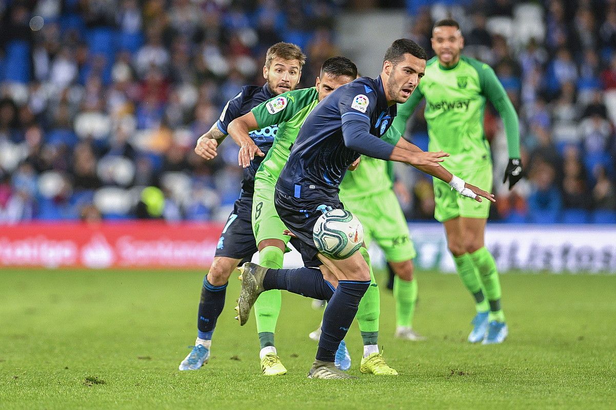 Mikel Merino, Leganeseko jokalari bati ihes egin nahian. Hura izen zen txuri-urdinen golegilea. GORKA RUBIO / FOKU. Mikel Merino, Leganeseko jokalari bati ihes egin nahian. Hura izen zen txuri-urdinen golegilea. GORKA RUBIO / FOKU.