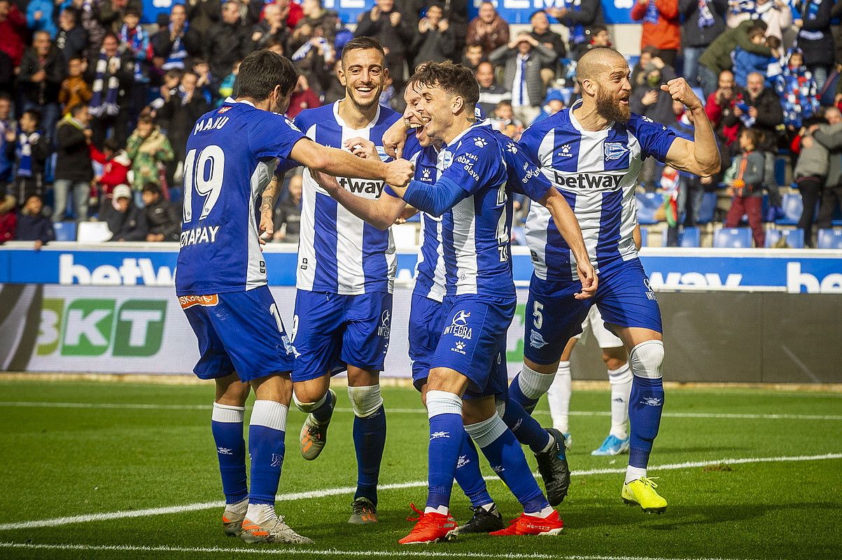 Alaveseko jokalariak Tomas Pina zoriontzen, erdilariak bigarren gola sartu berritan. JAIZKI FONTANEDA / FOKU. Alaveseko jokalariak Tomas Pina zoriontzen, erdilariak bigarren gola sartu berritan. JAIZKI FONTANEDA / FOKU.