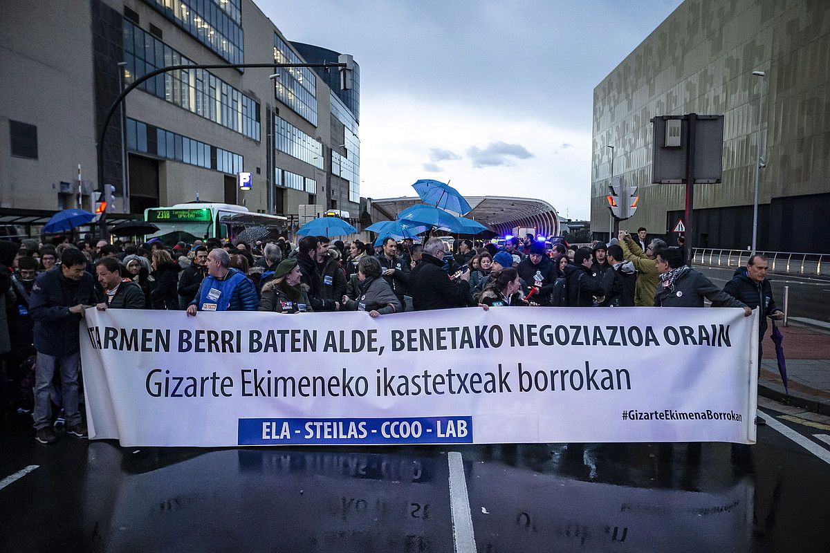 Kristau Eskolako langileen protesta, herenegun, Bilbon. Hilabeteko greba ostegunean hasi zuten, eta bi egun eginda amaitu da. ARITZ LOIOLA / FOKU.