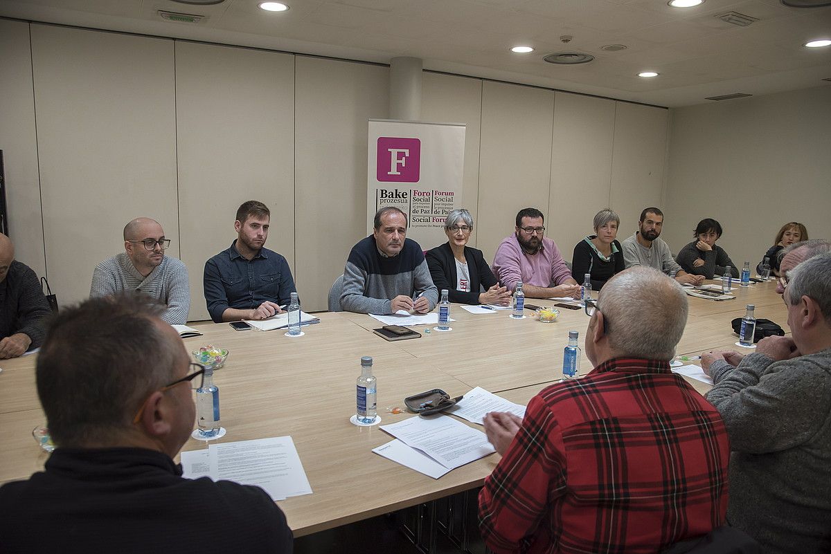 Foro Sozial Iraunkorreko kideak eta Euskal Herrira itzuli diren hainbat lagun bildu ziren atzo Donostian. A.CANELLADA / FOKU. Foro Sozial Iraunkorreko kideak eta Euskal Herrira itzuli diren hainbat lagun bildu ziren atzo Donostian. A.CANELLADA / FOKU.