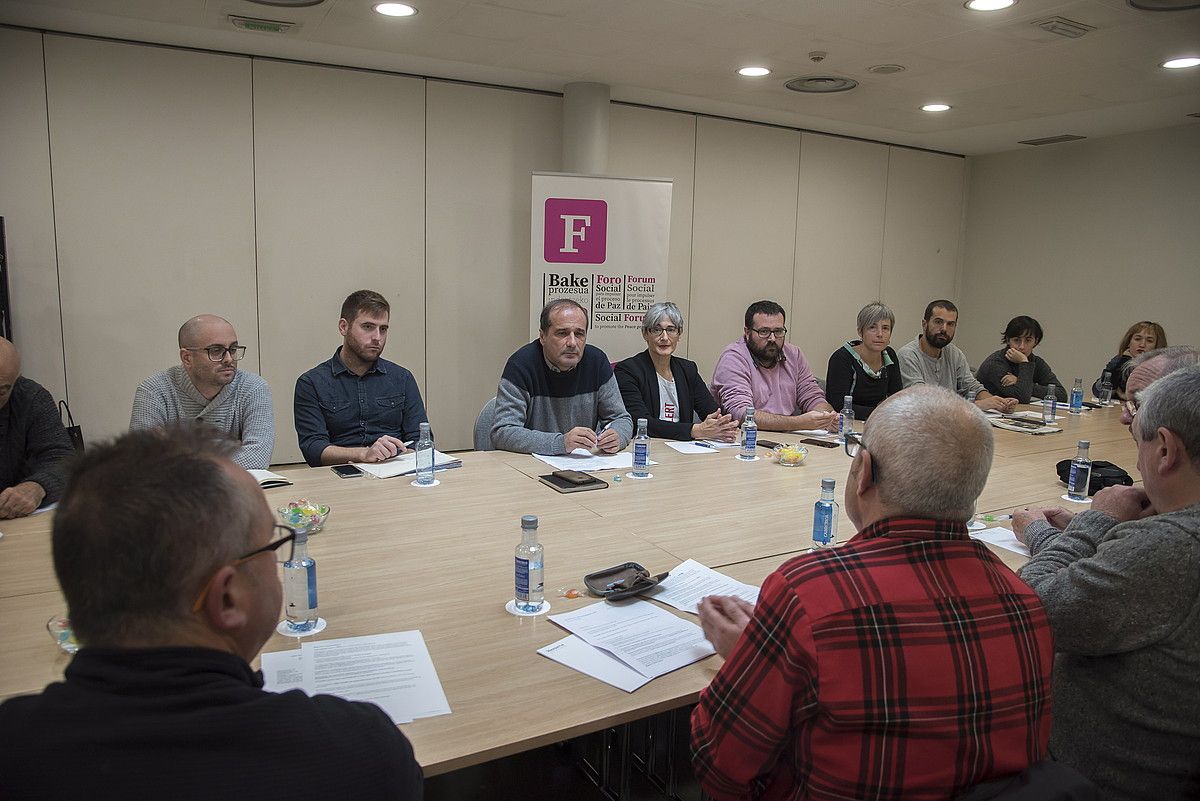 Foro Sozial Iraunkorreko kideak eta Euskal Herrira itzuli diren hainbat lagun bildu ziren atzo Donostian. A.CANELLADA / FOKU.