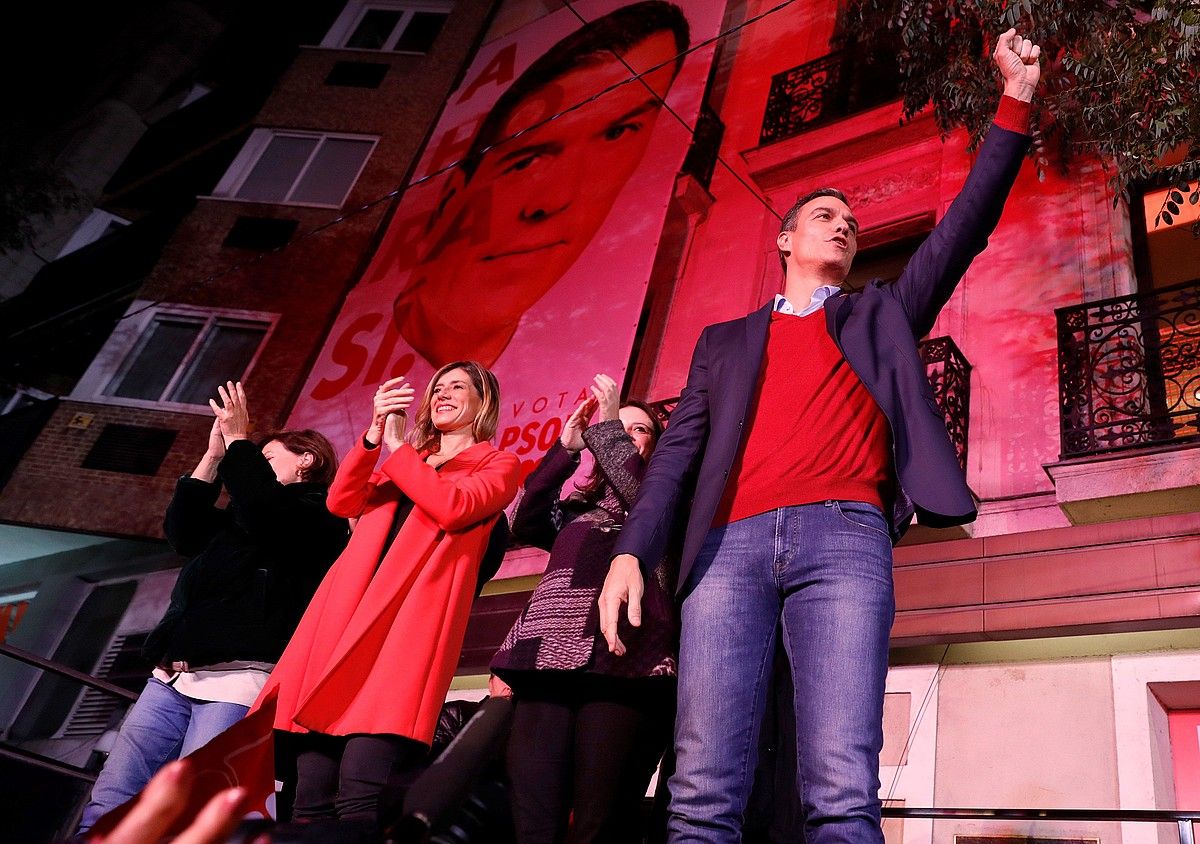 Pedro Sanchez PSOEko idazkari nagusia emaitzak ospatzen, bart, Madrilgo Ferraz kalean. JUANJO MARTIN / EFE.