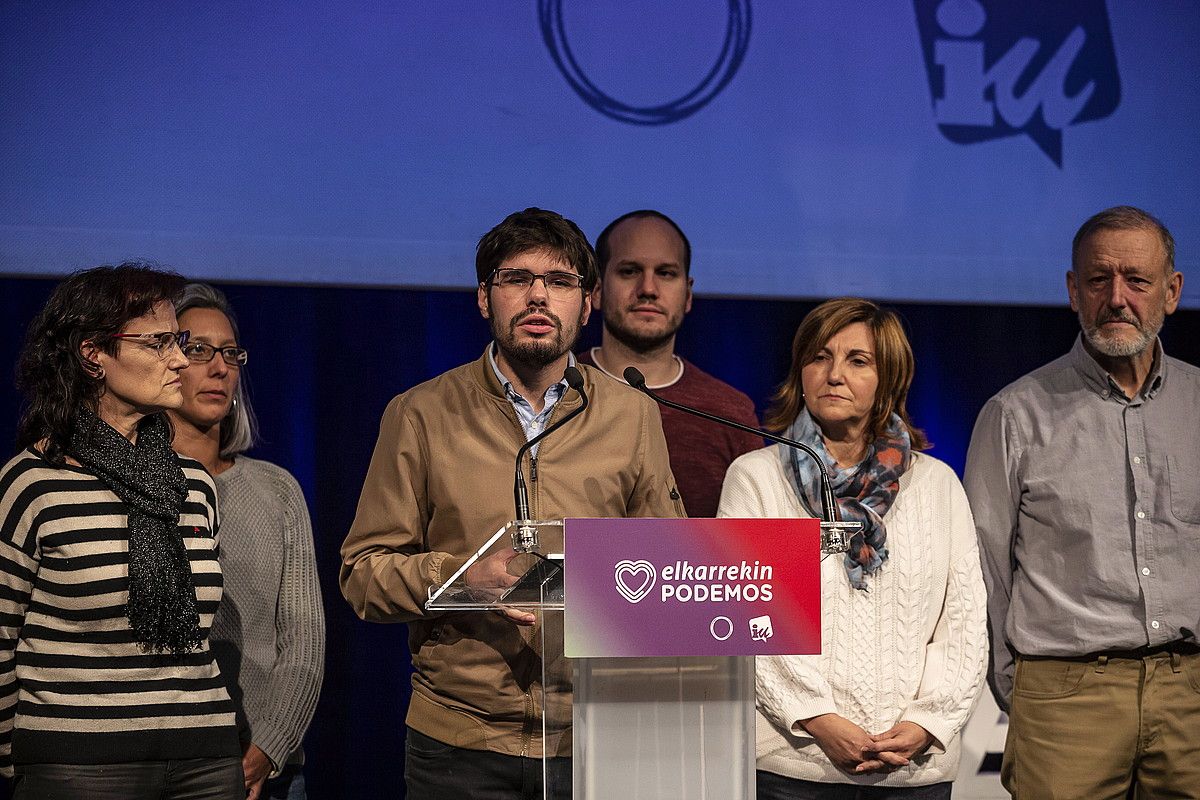 Elkarrekin Podemoseko ordezkariak, atzo gauean, hauteskunde emaitzen balorazioa egiten. ARITZ LOIOLA / FOKU. Elkarrekin Podemoseko ordezkariak, atzo gauean, hauteskunde emaitzen balorazioa egiten. ARITZ LOIOLA / FOKU.