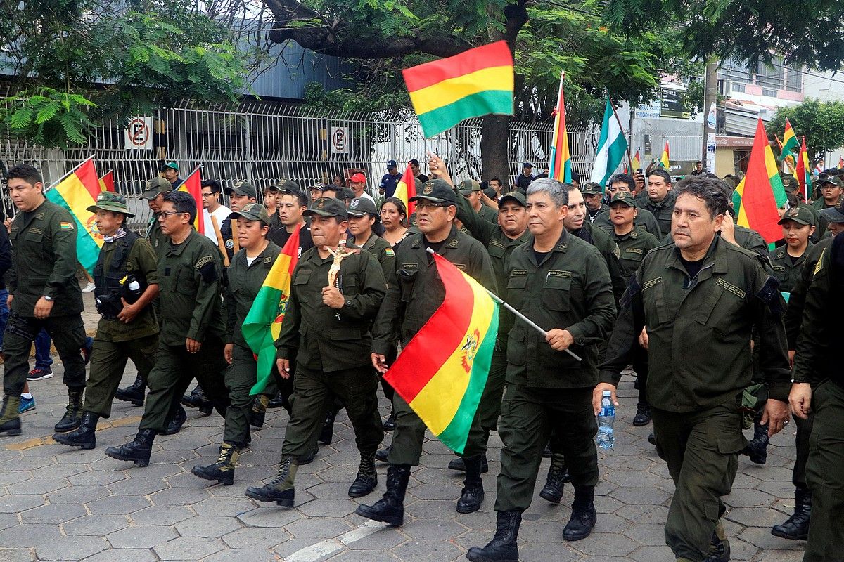 Hainbat polizia Moralesen dimisioa ospatzen Santa Cruzen (Bolivia), herenegun. JUAN CARLOS TORREJON / EFE. Hainbat polizia Moralesen dimisioa ospatzen Santa Cruzen (Bolivia), herenegun. JUAN CARLOS TORREJON / EFE.