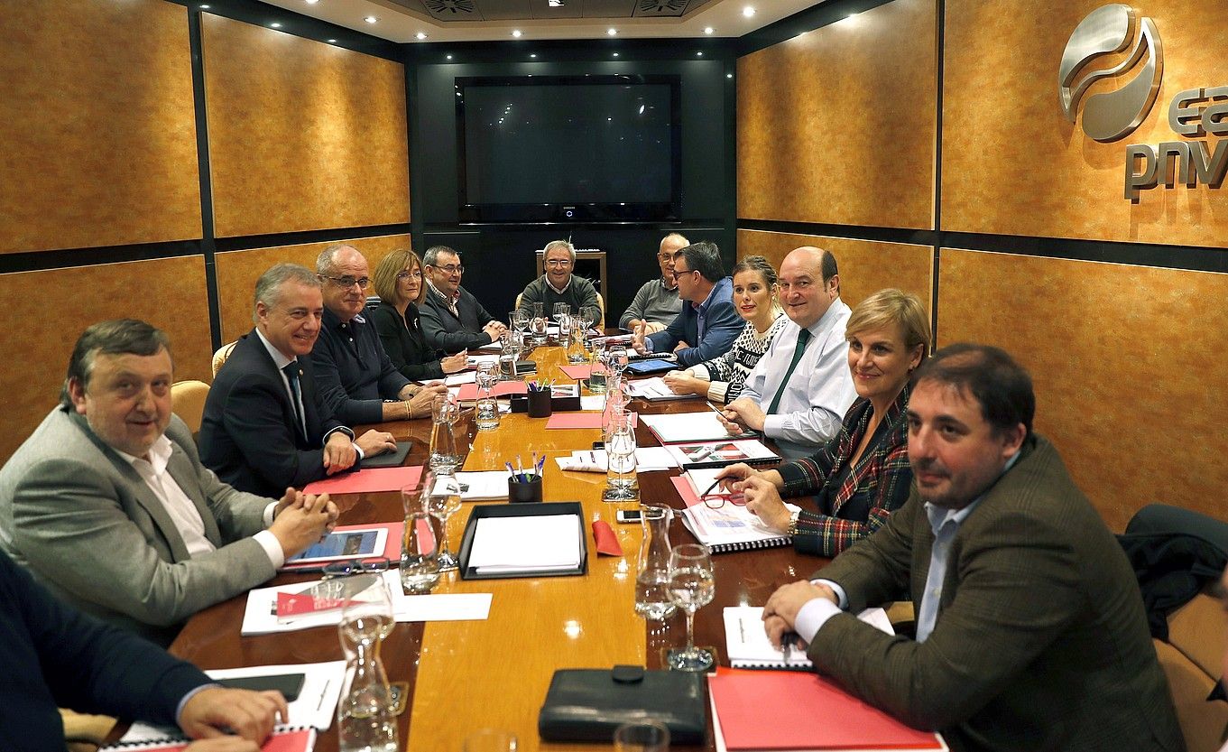 EAJko zuzendaritzak bilera egin zuen atzo Sabin Etxean. LUIS TEJIDO / EFE. EAJko zuzendaritzak bilera egin zuen atzo Sabin Etxean. LUIS TEJIDO / EFE.