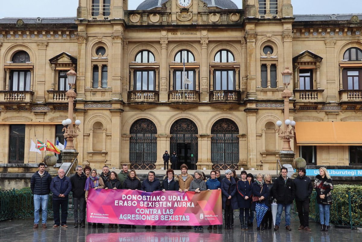 Sexu erasoa gaitzesteko, elkarretaratze bat egin zuten atzo. DONOSTIAKO UDALA.