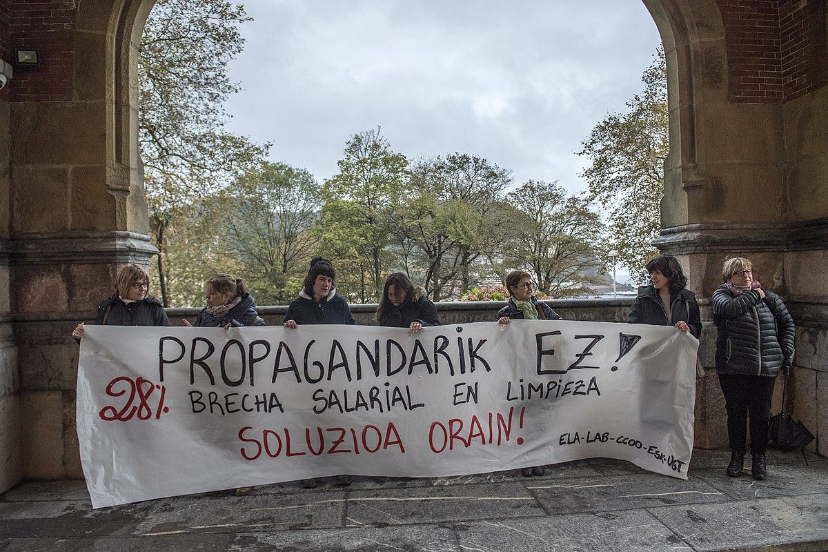 Gipuzkoako garbikuntzako sektoreko langileak protesta egiten, atzo. GORKA RUBIO / FOKU. Gipuzkoako garbikuntzako sektoreko langileak protesta egiten, atzo. GORKA RUBIO / FOKU.