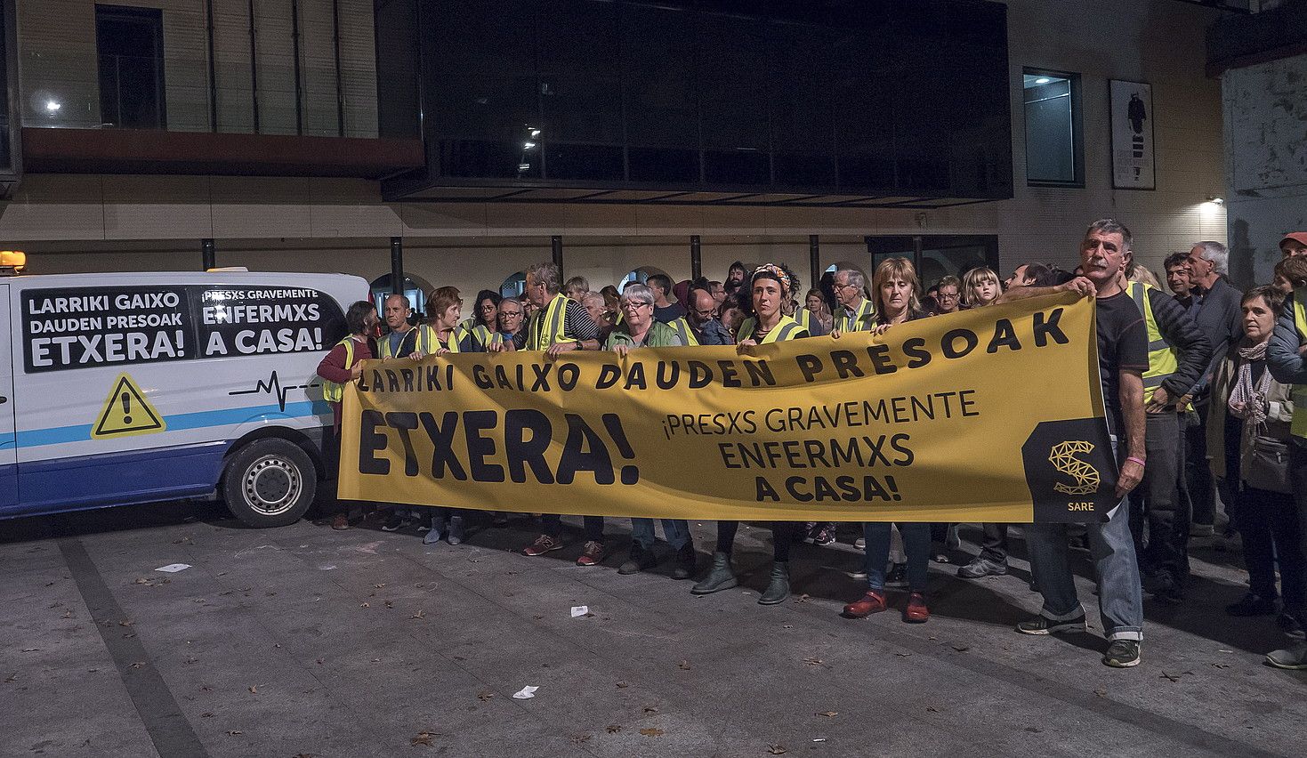 Ibon Fernandez Iradiren askatasuna eskatzeko, bilkura bat egin zuten Lasarte-Orian urriaren 30ean. ANDONI CANELLADA / FOKU. Ibon Fernandez Iradiren askatasuna eskatzeko, bilkura bat egin zuten Lasarte-Orian urriaren 30ean. ANDONI CANELLADA / FOKU.