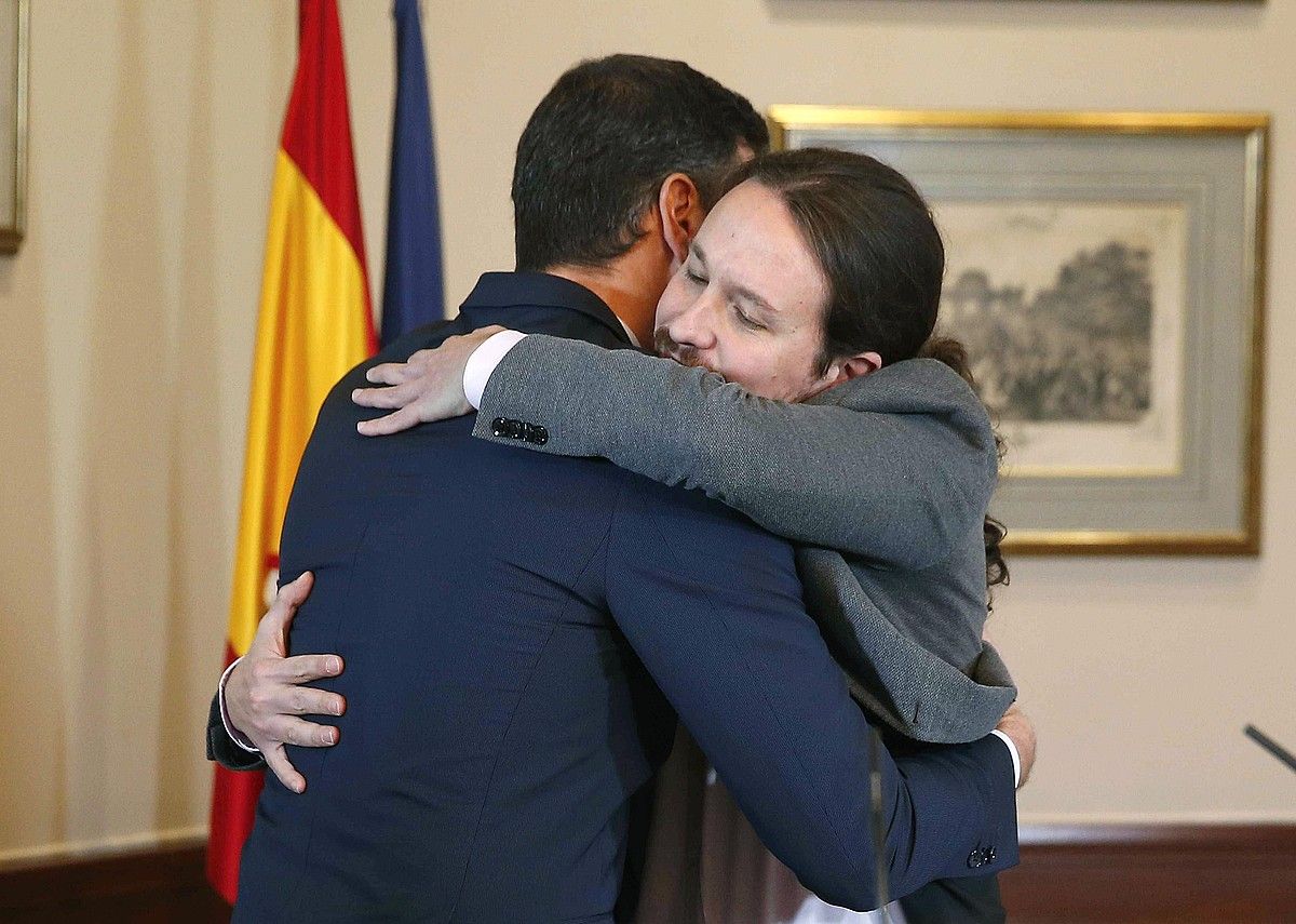 Sanchez Espainiako jarduneko presidentea eta Iglesias Podemosen idazkari nagusia, atzo, Espainiako Kongresuan, aurreakordioa sinatu ostean. PACO CAMPOS / EFE.