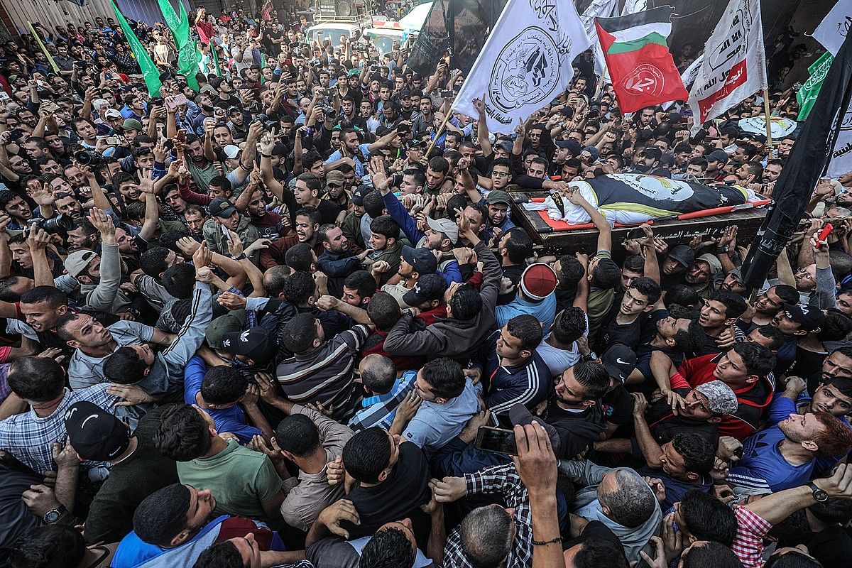 Herritarrak Bahaa al-Ataren gorpua eramaten atzo, Gazan. MOHAMMED SABER / EFE. Herritarrak Bahaa al-Ataren gorpua eramaten atzo, Gazan. MOHAMMED SABER / EFE.