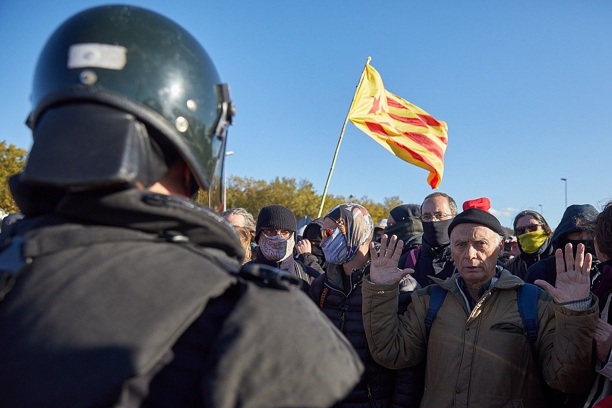 Frantziako Polizia, mossoak eta Guardia Zibila oldartu egin zaizkie Jonqueran batutako herritarrei. DAVID BORRAT / EFE.