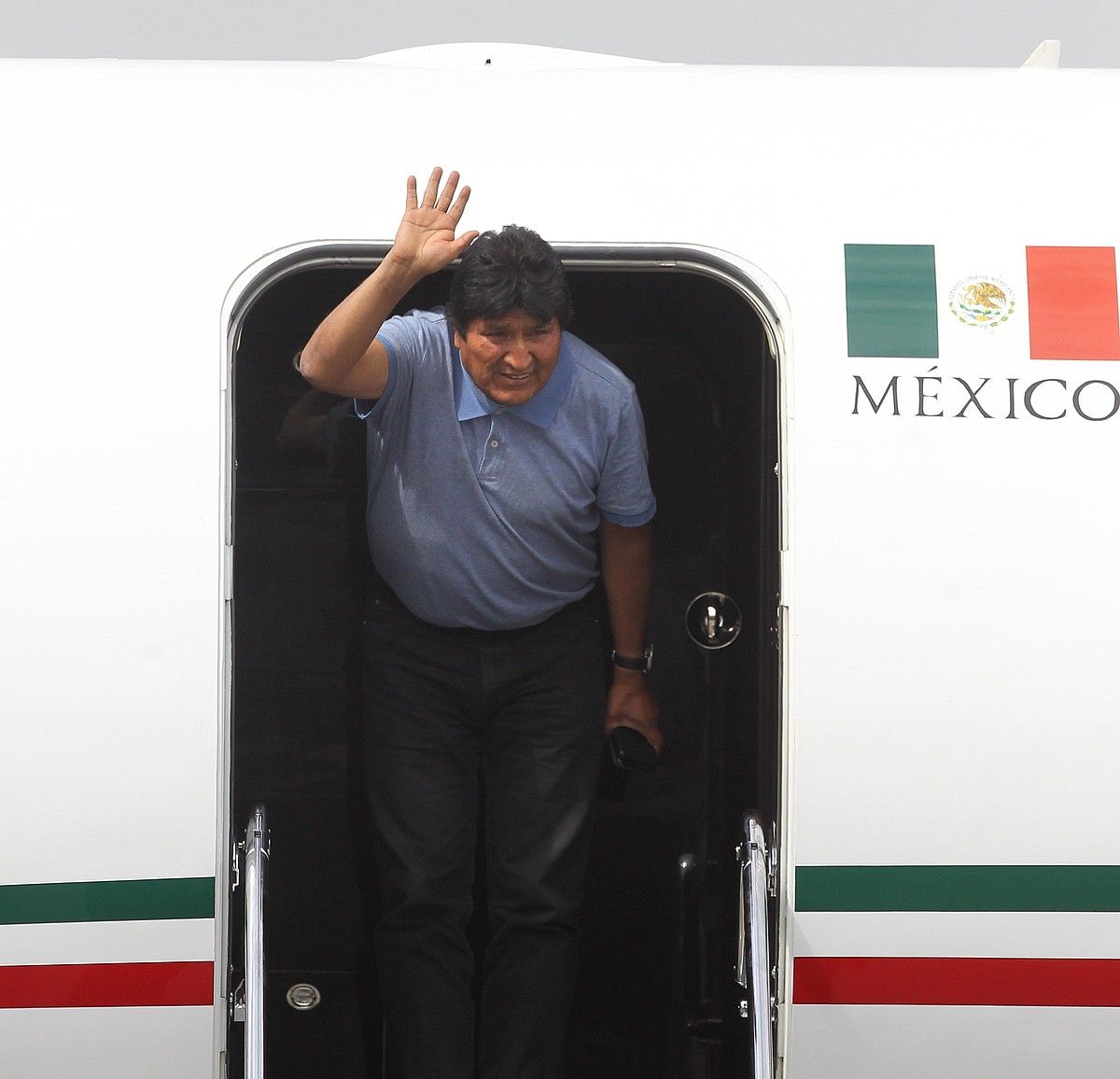 Evo Morales, atzo, Mexiko Hirian. Hamabost orduko hegaldiaren ostean iritsi zen asilo politikoa eman dion herrialdera. MARIO GUZMAN / EFE.