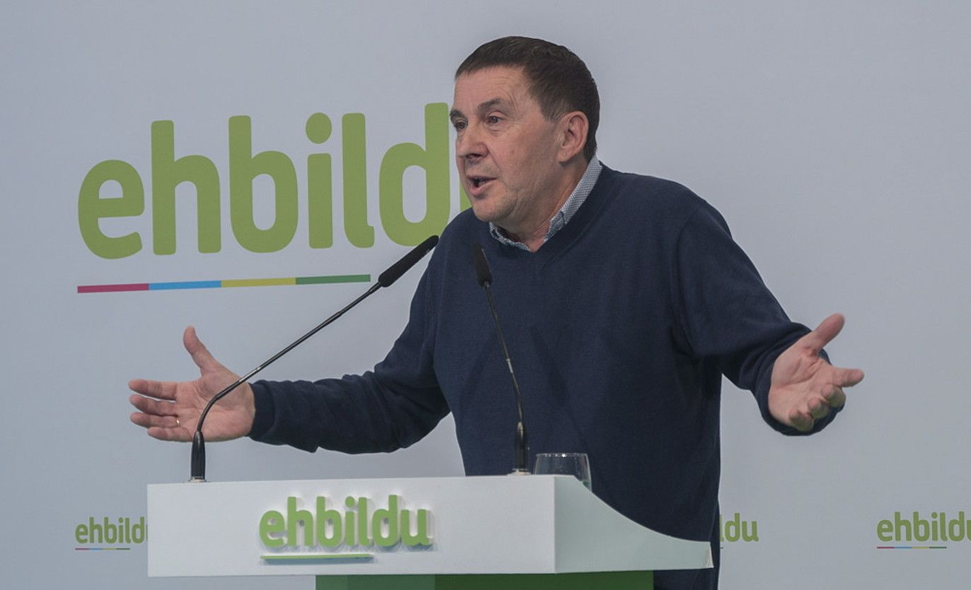 Arnaldo Otegi EH Bilduko koordinatzaile nagusia, koalizio subiranistak Donostian duen egoitzan atzo egindako agerraldian. ANDONI CANELLADA / FOKU.