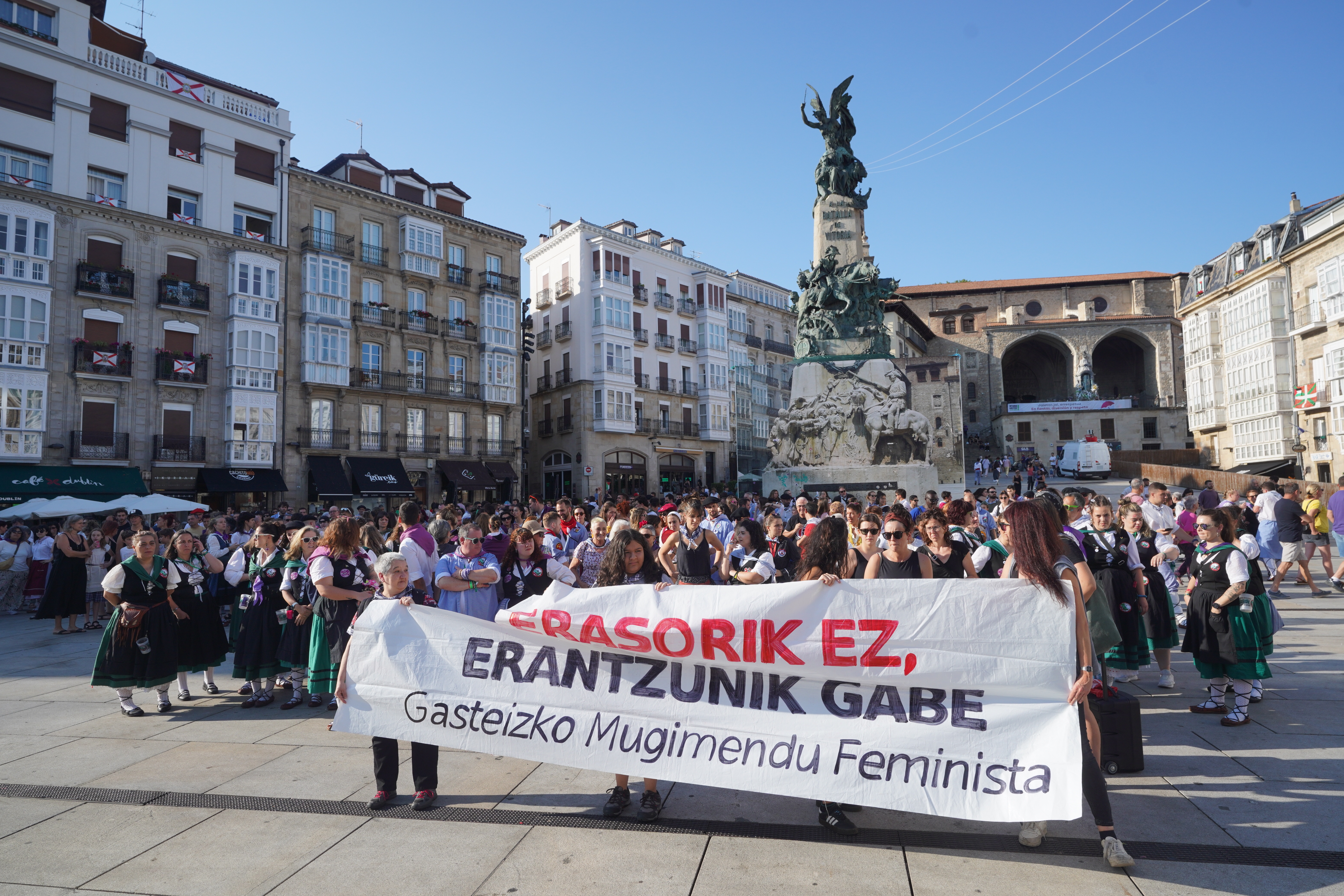 Andre Maria Zuriaren plazan, elkarretaratze bat, Gasteizko jaietan gertatu ziren erasoak salatzeko. ENDIKA PORTILLO / FOKU 