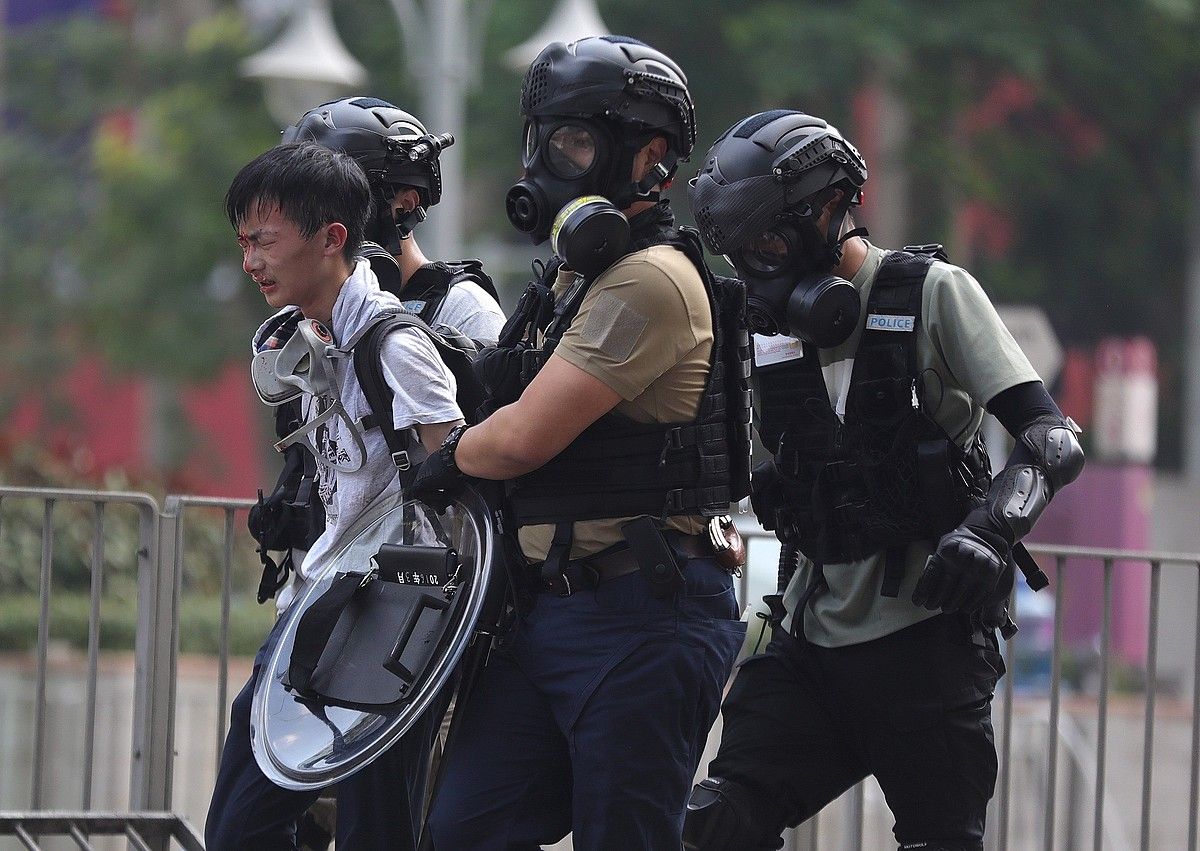 Segurtasun indarrak zauritutako manifestari bat eramaten, atzo, Hong Kongen. FAZRY ISMAIL / EFE.
