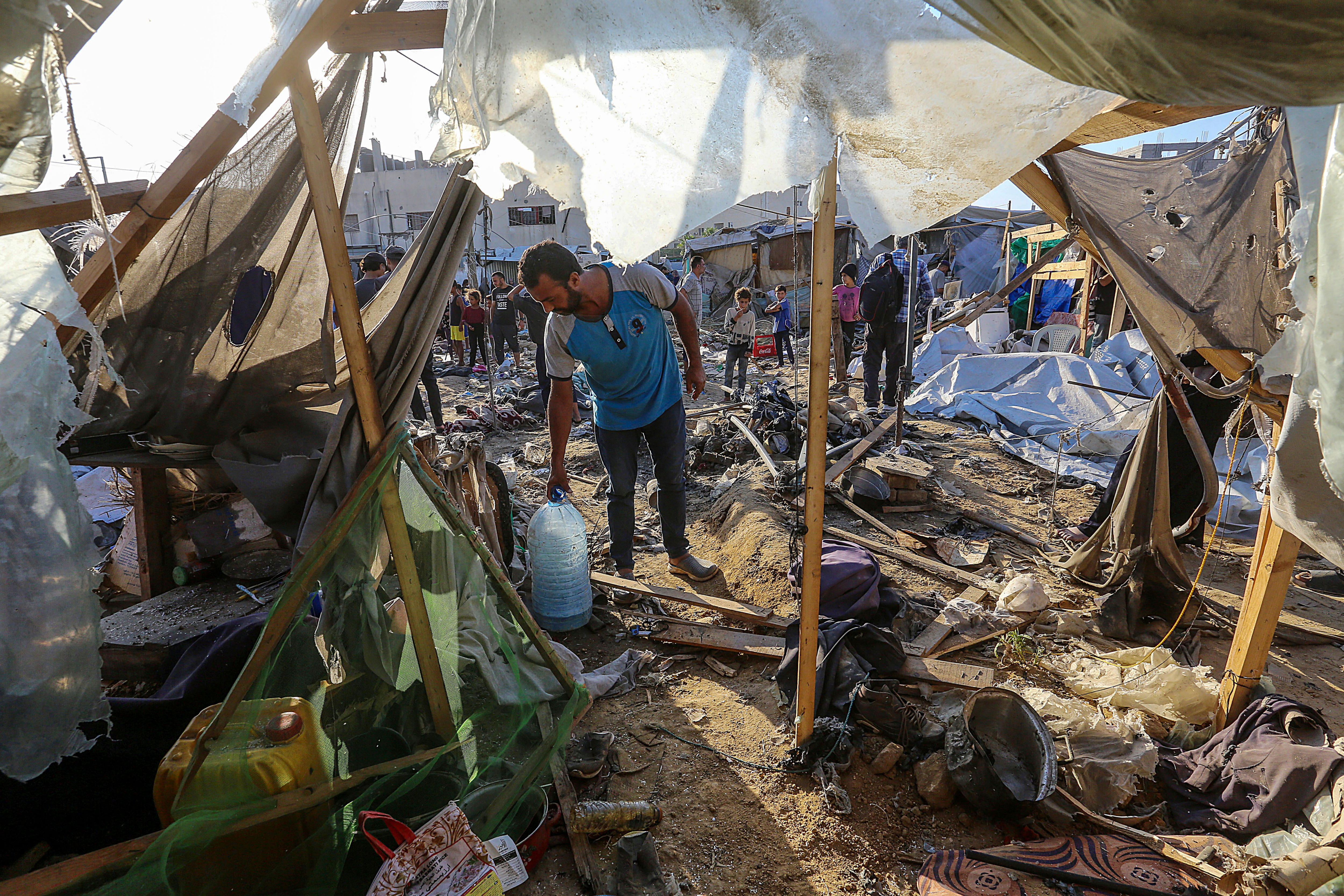 Palestinako barne desplazatuentzako kanpaleku bat hondatuta, Israelen bonbardaketen ondoren, Gaza erdialdeko Deir al-Balah herrian, gaur. MOHAMMAD SABER / EFE
