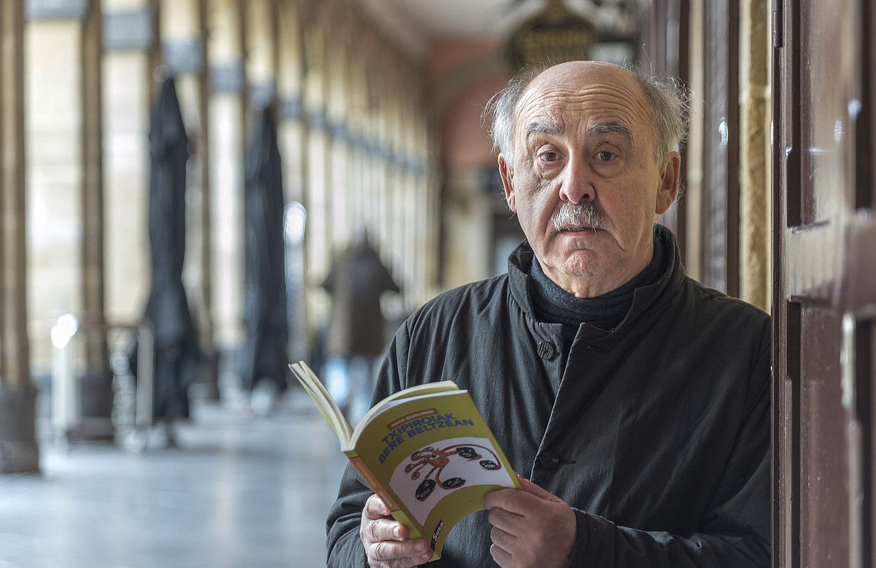Rafa Egiguren idazlea, atzo, Txipiroiak bere beltzean lana eskuetan, Donostiako Konstituzio plazan. ANDONI CANELLADA / FOKU. Rafa Egiguren idazlea, atzo, Txipiroiak bere beltzean lana eskuetan, Donostiako Konstituzio plazan. ANDONI CANELLADA / FOKU.
