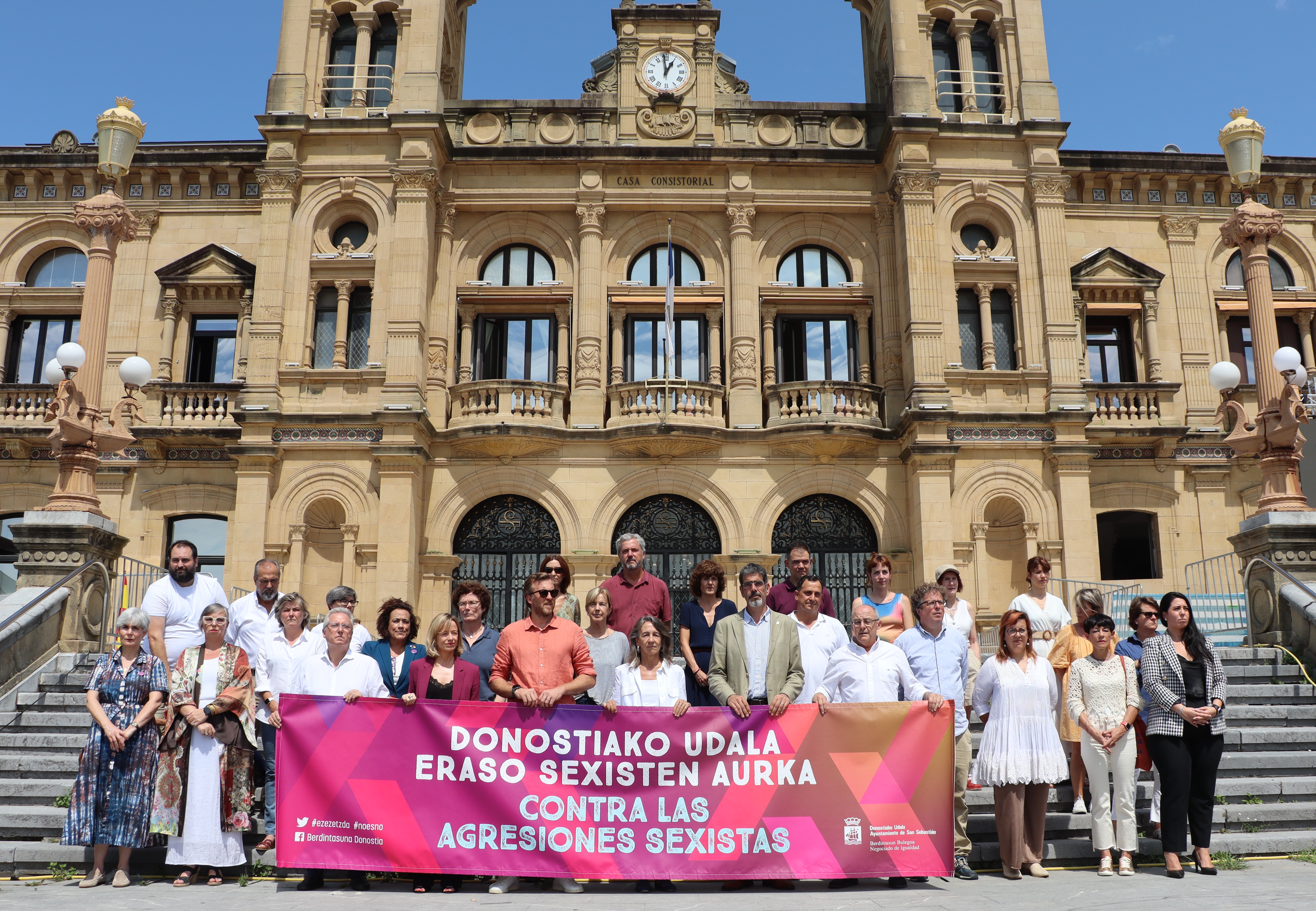 Erakundeetako ordezkariek iaz sexu erasoak salatzeko Donostiako udaletxearen aurrean egindako elkarretaratze bat. BERRIA