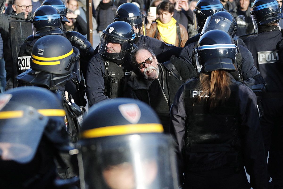 Polizia manifestari bat eramaten, Jaka Horien mobilizazio batean. GUILLAUME HORCAJUELO / EFE.