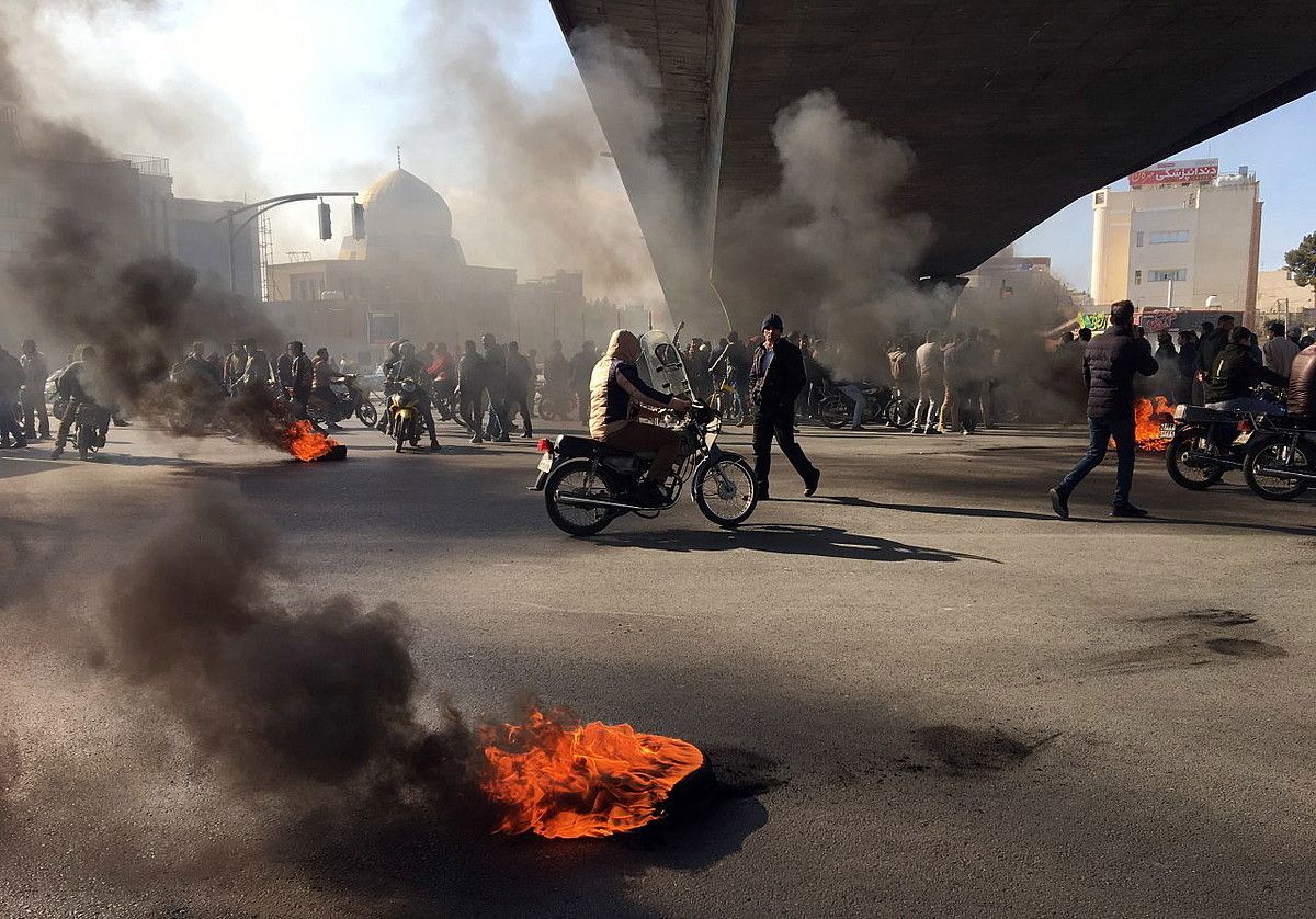 Protestariak, atzo, Ishafahen, Iranen. STRINGER / EFE.
