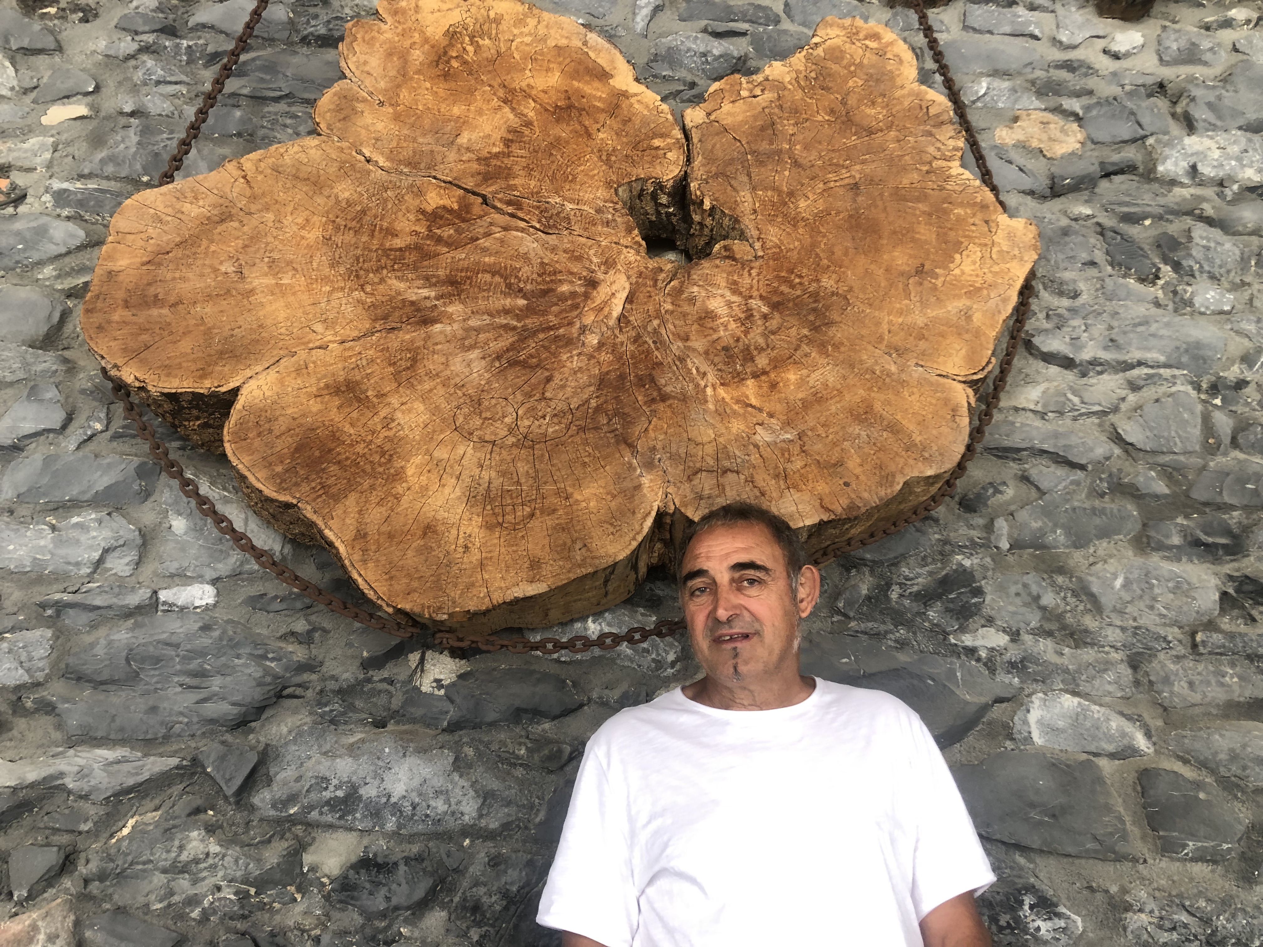 Guillermo Olmo eskultorea, Leitzako udaletxeko arkupeetan. BERRIA