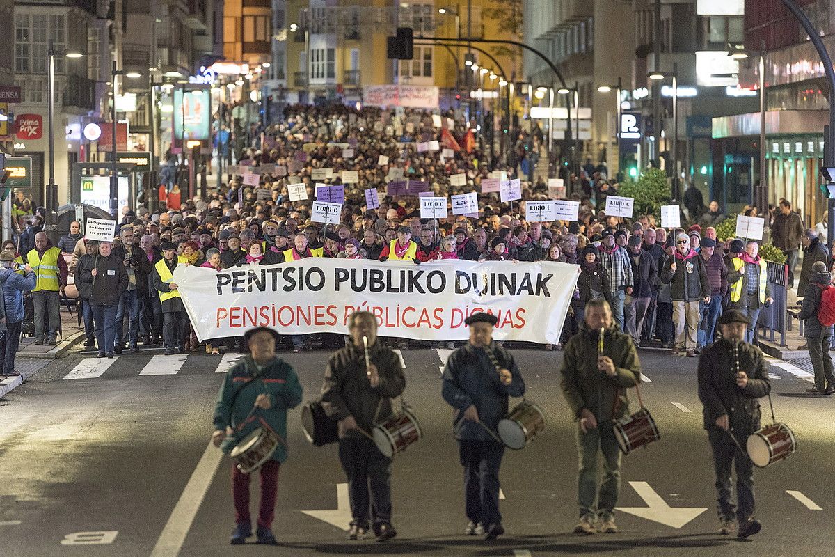 Milaka lagun elkartu ziren pentsio publikoen aldeko mobiliazioetan. Irudian, Gasteizen egindako martxa. JUANAN RUIZ / FOKU.