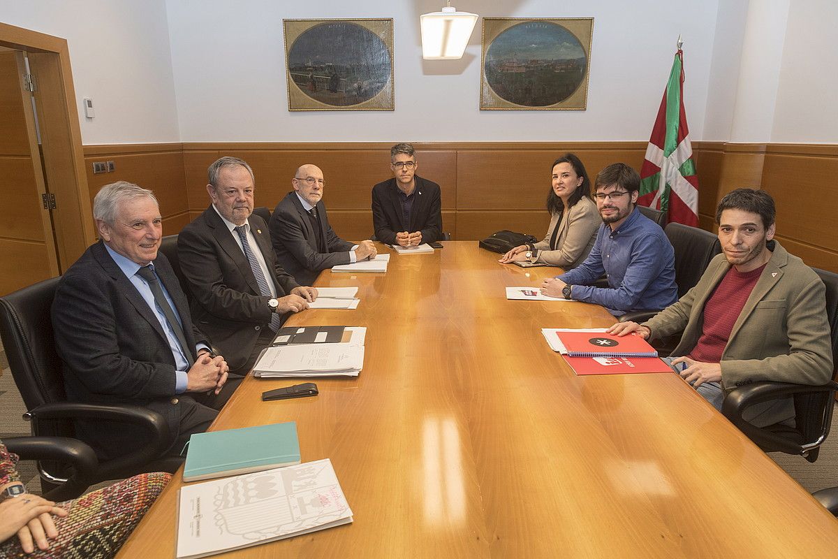 Jaurlaritzak eta Elkarrekin Podemosek aurrekontuak adosteko egindako lehen bilera, ostegunekoa. JUANAN RUIZ / FOKU. Jaurlaritzak eta Elkarrekin Podemosek aurrekontuak adosteko egindako lehen bilera, ostegunekoa. JUANAN RUIZ / FOKU.