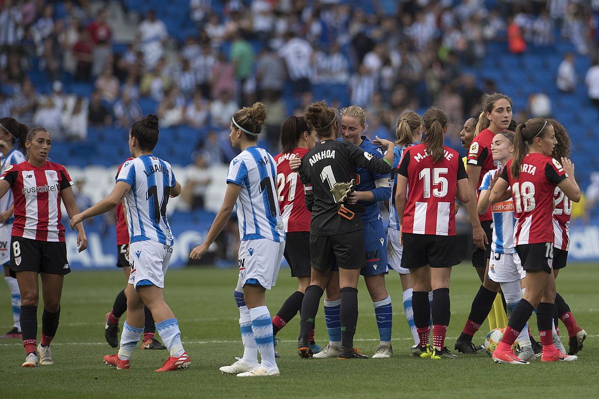 Realeko eta Athleticeko jokalariak elkar agurtzen, Anoetan jokatutako azken derbiaren ondoren. JUAN CARLOS RUIZ / FOKU. Realeko eta Athleticeko jokalariak elkar agurtzen, Anoetan jokatutako azken derbiaren ondoren. JUAN CARLOS RUIZ / FOKU.