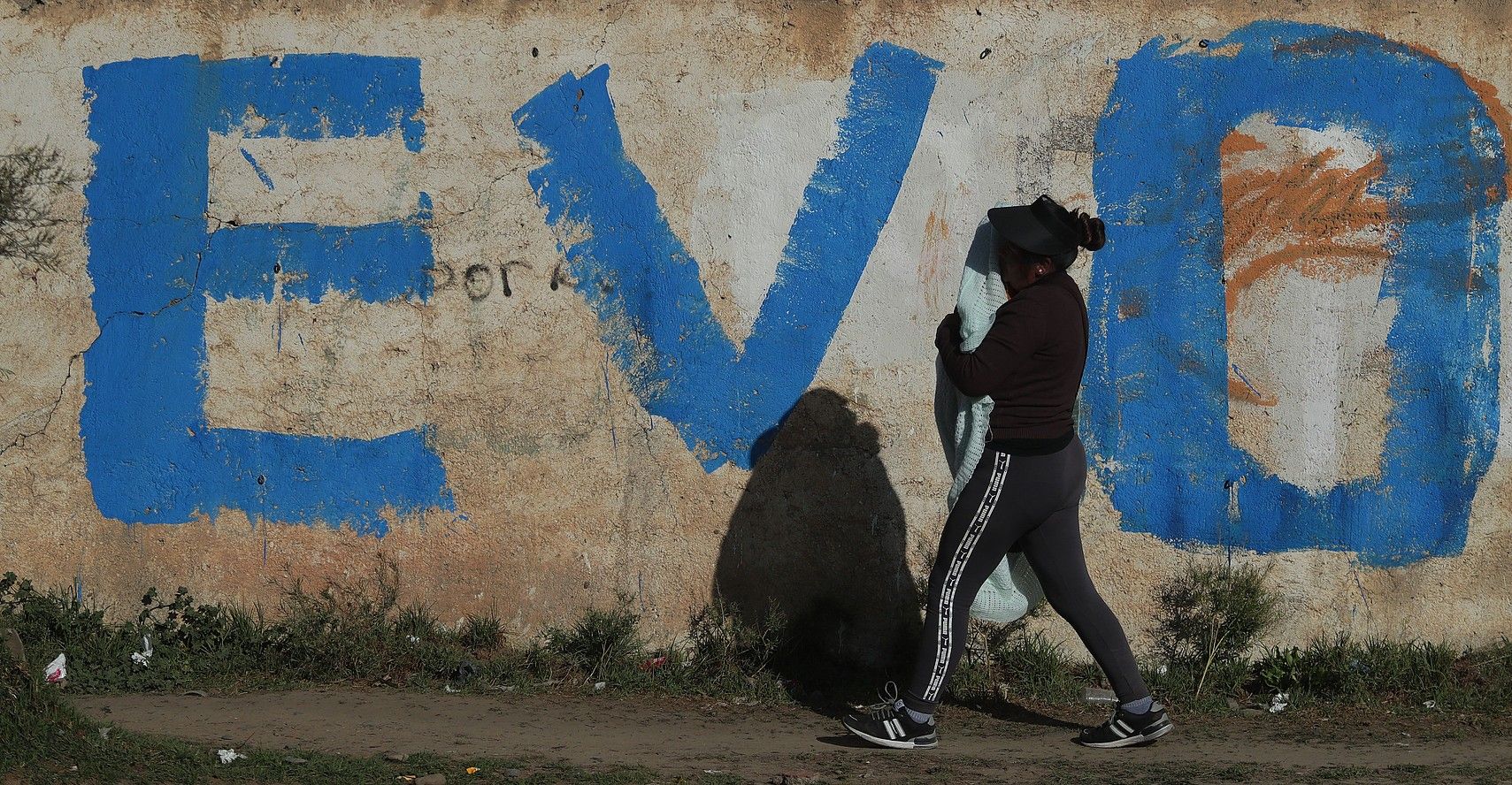 Evo Morales presidente ohiaren aldeko grafitia Senkatan. RODRIGO SURA / EFE.
