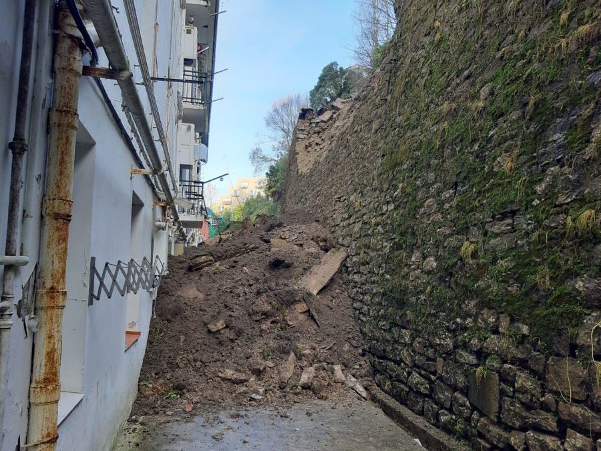 Luizia Donostiako Antigua auzoko Zarautz kalean gertatu zen. I.AGIRRE / I.HITZA. Luizia Donostiako Antigua auzoko Zarautz kalean gertatu zen. I.AGIRRE / I.HITZA.
