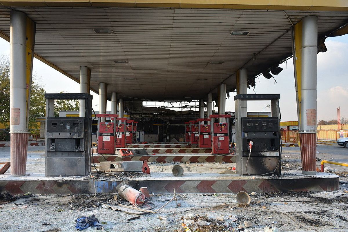 Gasolina zerbitzugune bati su eman zioten asteburuan Islamxahr herrian, Teherandik gertu. EFE. Gasolina zerbitzugune bati su eman zioten asteburuan Islamxahr herrian, Teherandik gertu. EFE.