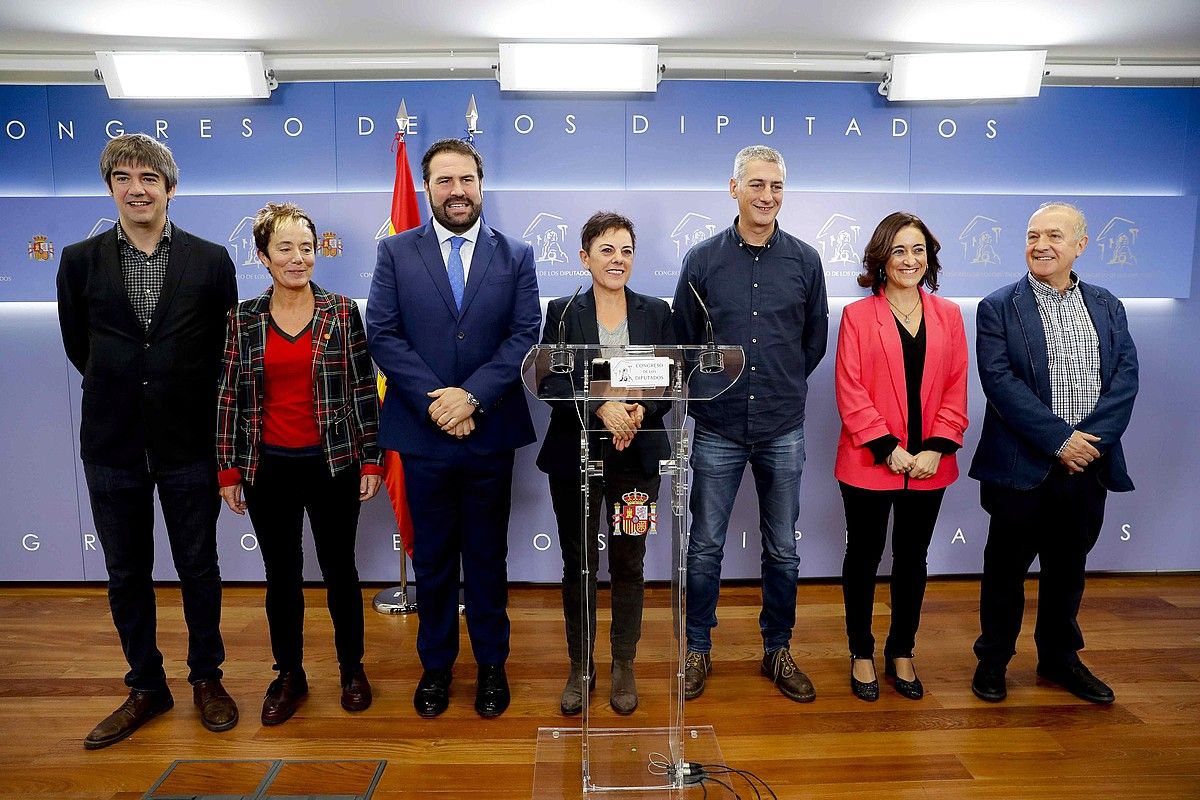 EH Bilduren hautetsiak, aktak jaso baino lehen, atzo. JUAN CARLOS HIDALGO / EFE. EH Bilduren hautetsiak, aktak jaso baino lehen, atzo. JUAN CARLOS HIDALGO / EFE.