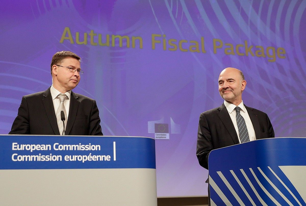 Valdis Dombrovskis eta Pierre Moscovici, atzo, Europako Batzordearen egoitzan. STEPHANIE LECOCQ / EFE.