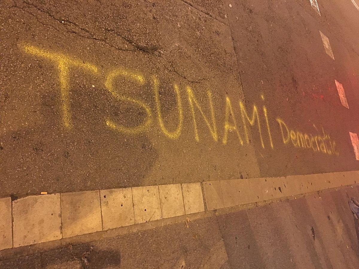 Tsunami Demokratikoaren aldeko grafiti bat Bartzelonako kale batean. MARTXELO OTAMENDI EGIGUREN.