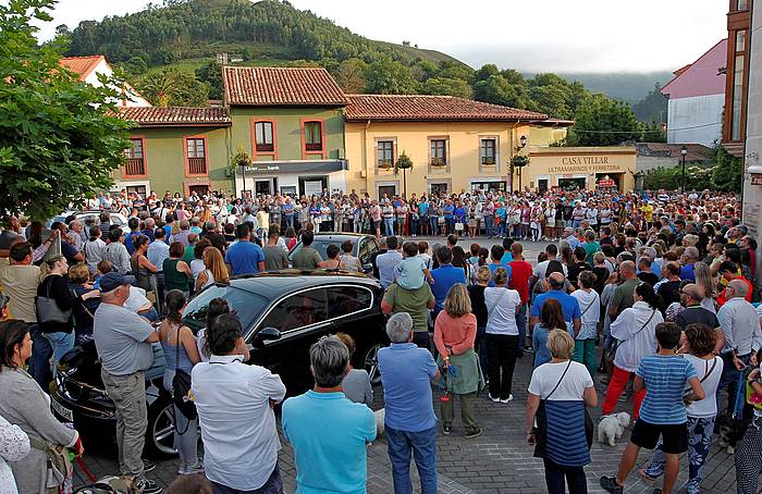 Javier Ardines Llanesen IUko zinegotzi zenaren heriotza saltzeko elkarretaratzea, iazko abuztuaren 20an, Llanesen (Asturias, Espainia). ALBERTO MORANTE, EFE