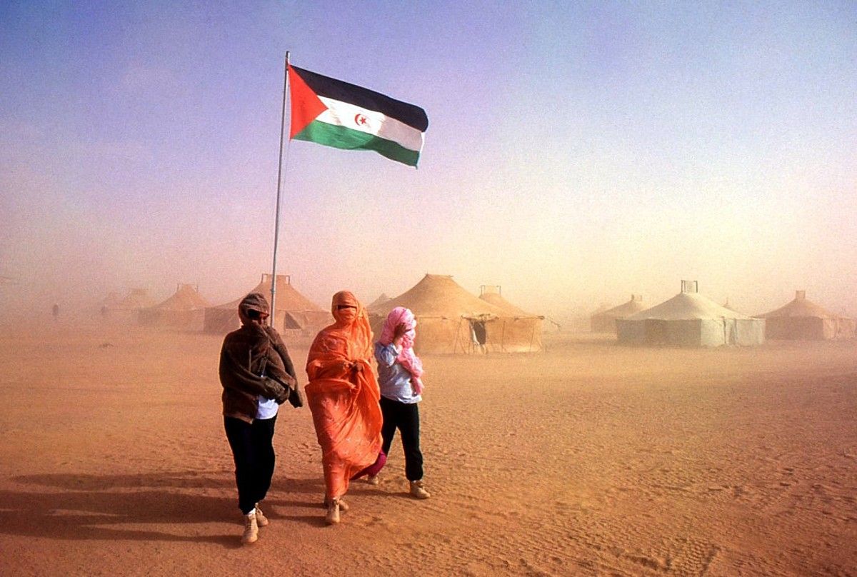 Errefuxiatu sahararrak Tindufen (Aljeria). Marokok Mendebaldeko Sahara okupatu zuenean babestu ziren han, 1975ean. JUANTXU RODRIGUEZ.