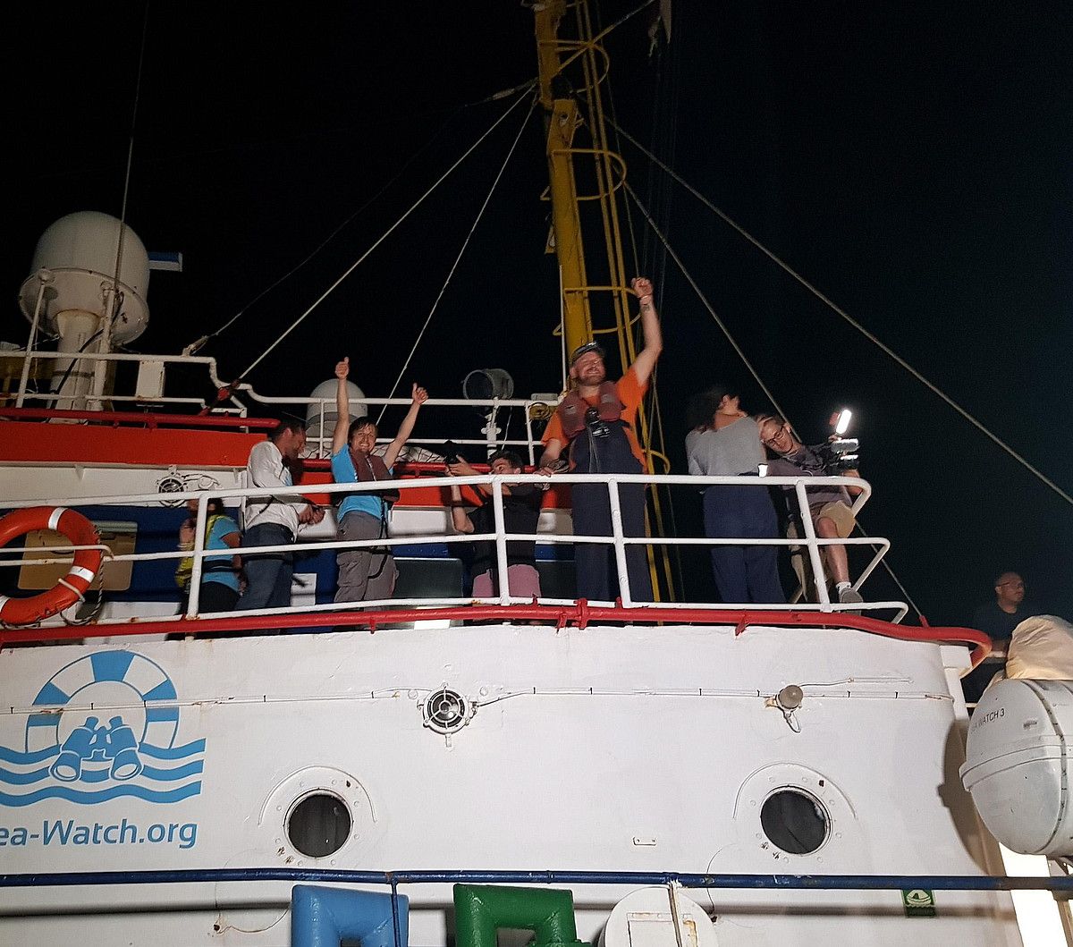 'Sea Watch' itsasontzia, iragan ekainean, Lampedusara heldu berri. ELIO DESIDERIO / EFE.