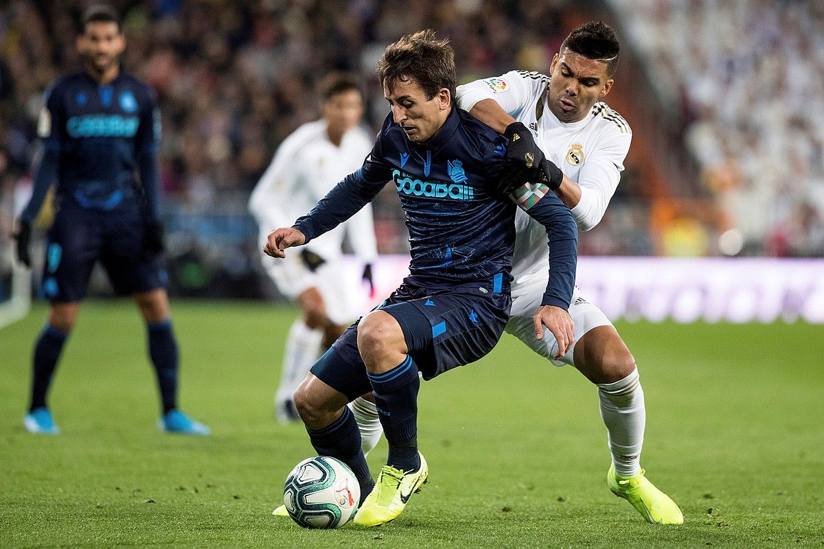 Mikel Oiartzabal eta Casemiro baloi baten jabe egin nahian. Donostiarrek aurrea hartu arren, partida irauli zuen Real Madrilek. RODRIGO JIMENEZ / EFE. Mikel Oiartzabal eta Casemiro baloi baten jabe egin nahian. Donostiarrek aurrea hartu arren, partida irauli zuen Real Madrilek. RODRIGO JIMENEZ / EFE.