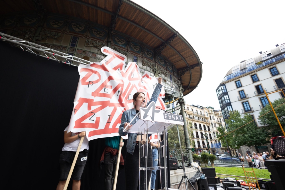 Amaiur Egurrola Ernaiko bozeramailea, gaur, Donostiako manifestazioaren amaierako ekitaldian. ERNAI Amaiur Egurrola Ernaiko bozeramailea, gaur, Donostiako manifestazioaren amaierako ekitaldian. ERNAI