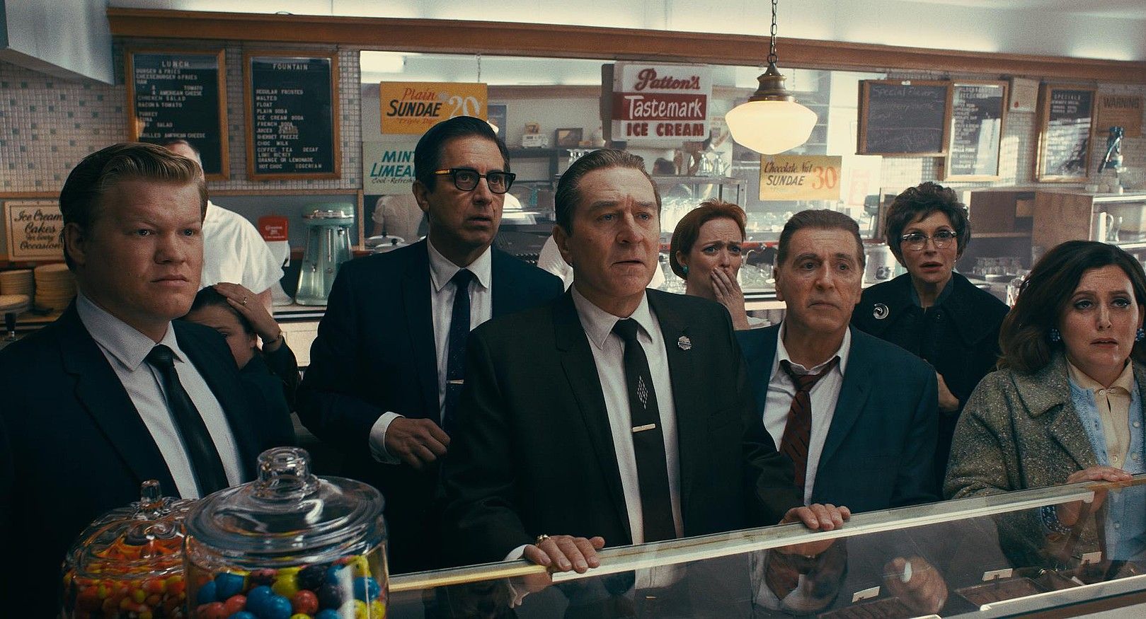 The Irishman filmaren fotograma bat. Hiru ordu eta erdiko iraupena du. NETFLIX. The Irishman filmaren fotograma bat. Hiru ordu eta erdiko iraupena du. NETFLIX.