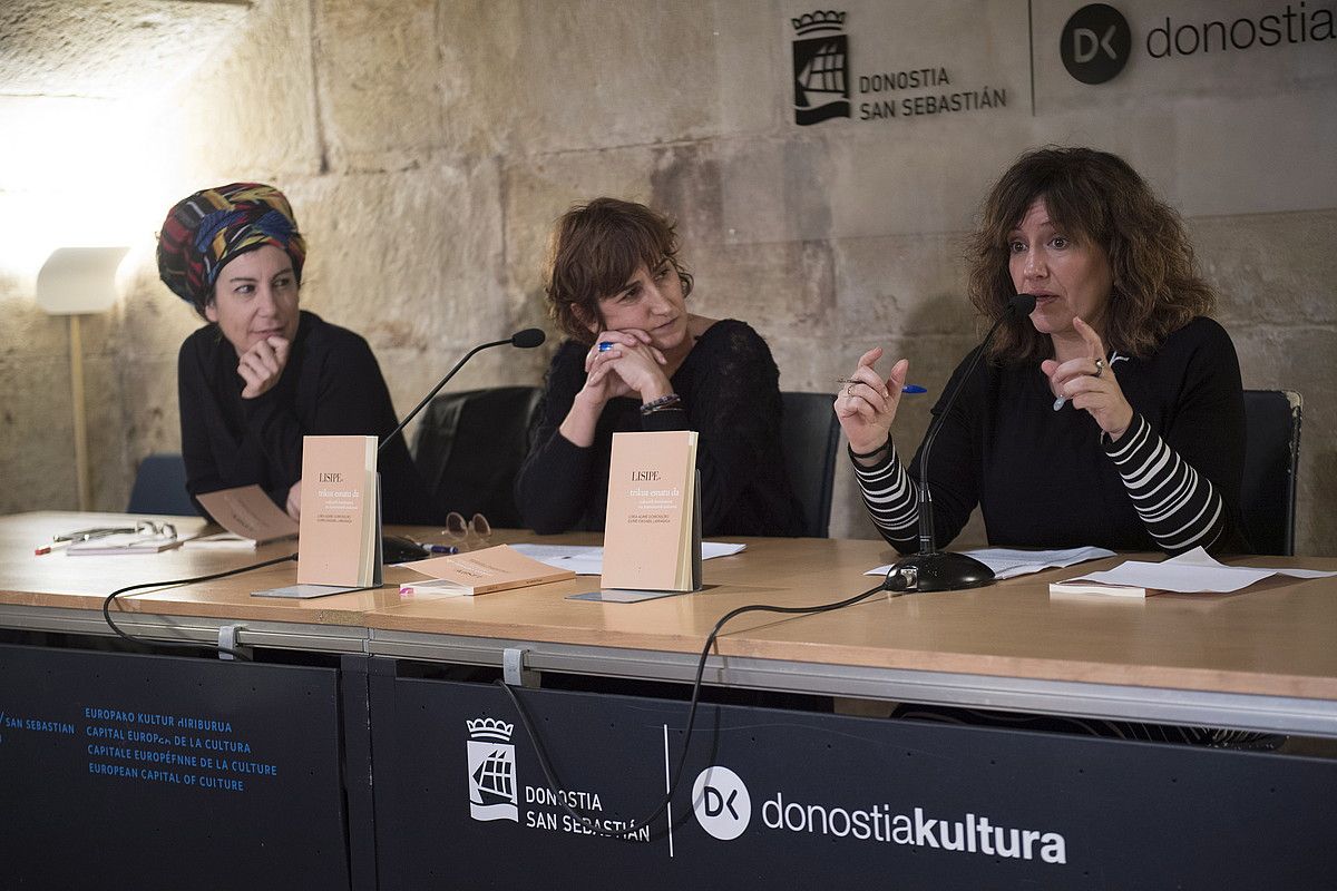 Jule Goikoetxea, Lorea Agirre eta Idurre Eskisabel, Trikua esnatu da liburuaren aurkezpenean, atzo, Donostian. GORKA RUBIO / FOKU. Jule Goikoetxea, Lorea Agirre eta Idurre Eskisabel, Trikua esnatu da liburuaren aurkezpenean, atzo, Donostian. GORKA RUBIO / FOKU.
