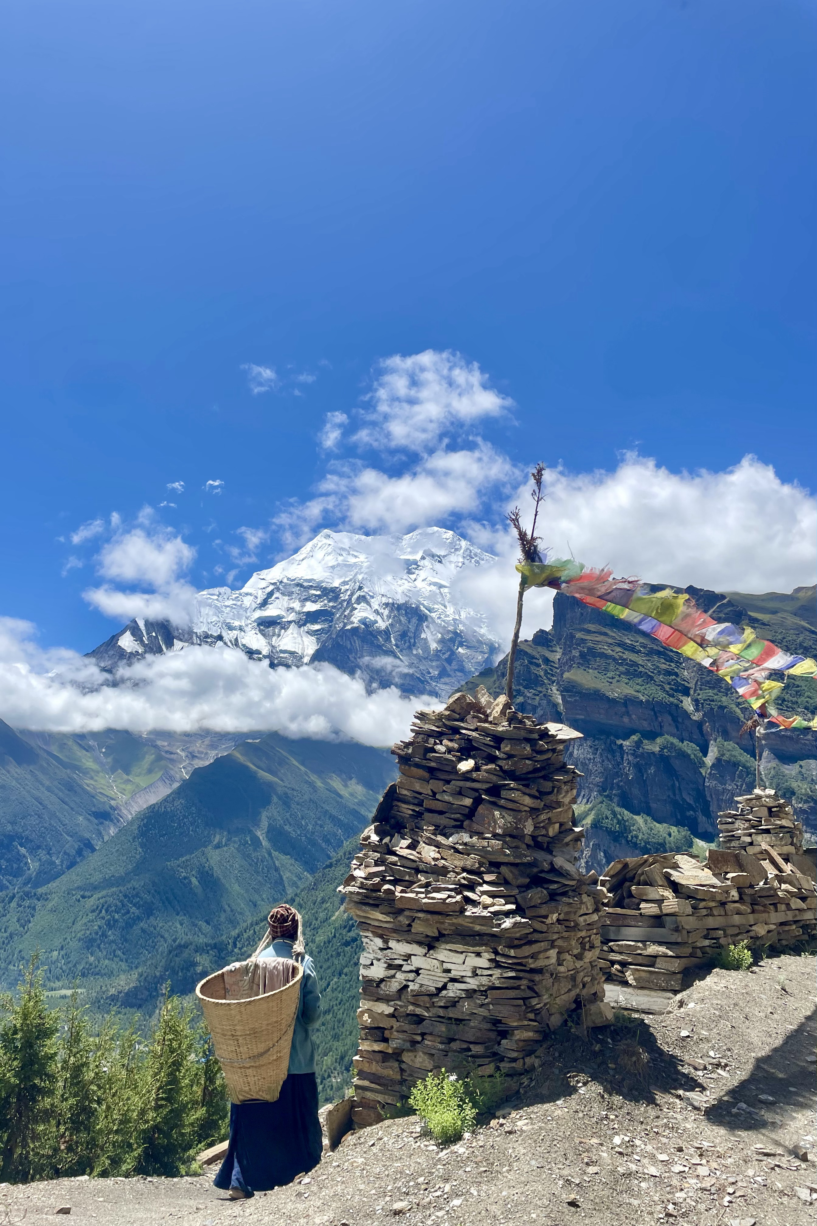 Himalaiako zahartzaroa. Annapurna II aurrean duela lanean dabilen amona Himalaiako zahartzaroa. Annapurna II aurrean duela lanean dabilen amona