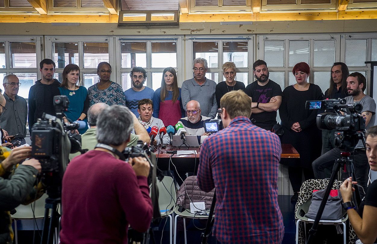 Euskal Herriko Eskubide Sozialen Gutuneko kideak, atzo, Bilbon. Hizketan, pentsiodunen mugimenduko Arantxa Corrales eta Txomin Lorca. LUIS JAUREGIALTZO / FOKU. Euskal Herriko Eskubide Sozialen Gutuneko kideak, atzo, Bilbon. Hizketan, pentsiodunen mugimenduko Arantxa Corrales eta Txomin Lorca. LUIS JAUREGIALTZO / FOKU.